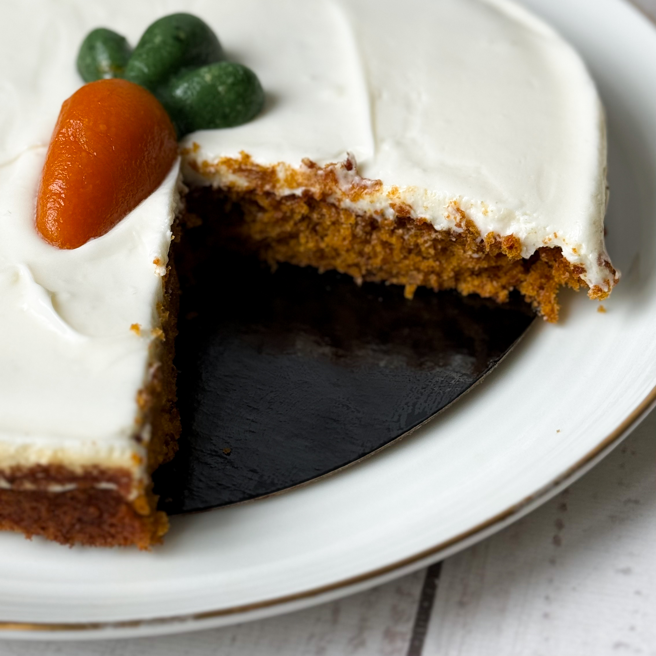 Коржи с добавлением моркови, ананаса, грецкого ореха, изюма пропитаны сливочным кремом. изображение 6