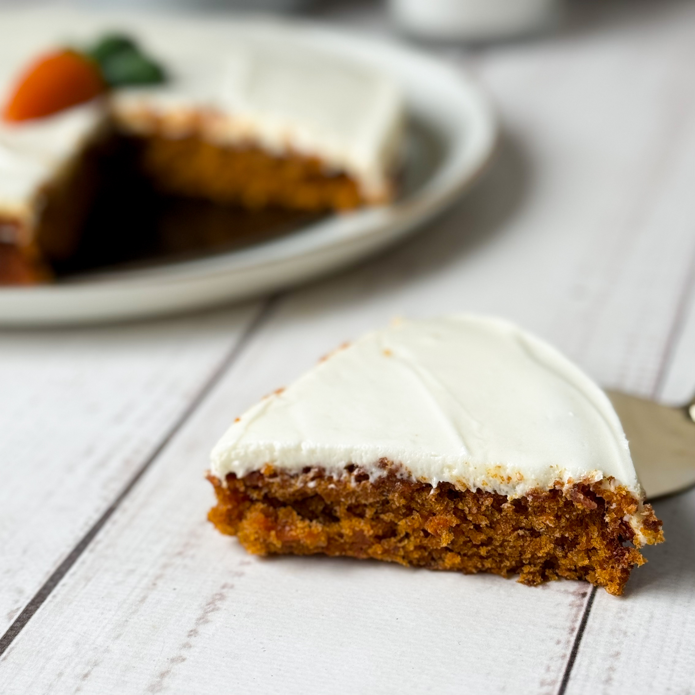 Коржи с добавлением моркови, ананаса, грецкого ореха, изюма пропитаны сливочным кремом. изображение 7