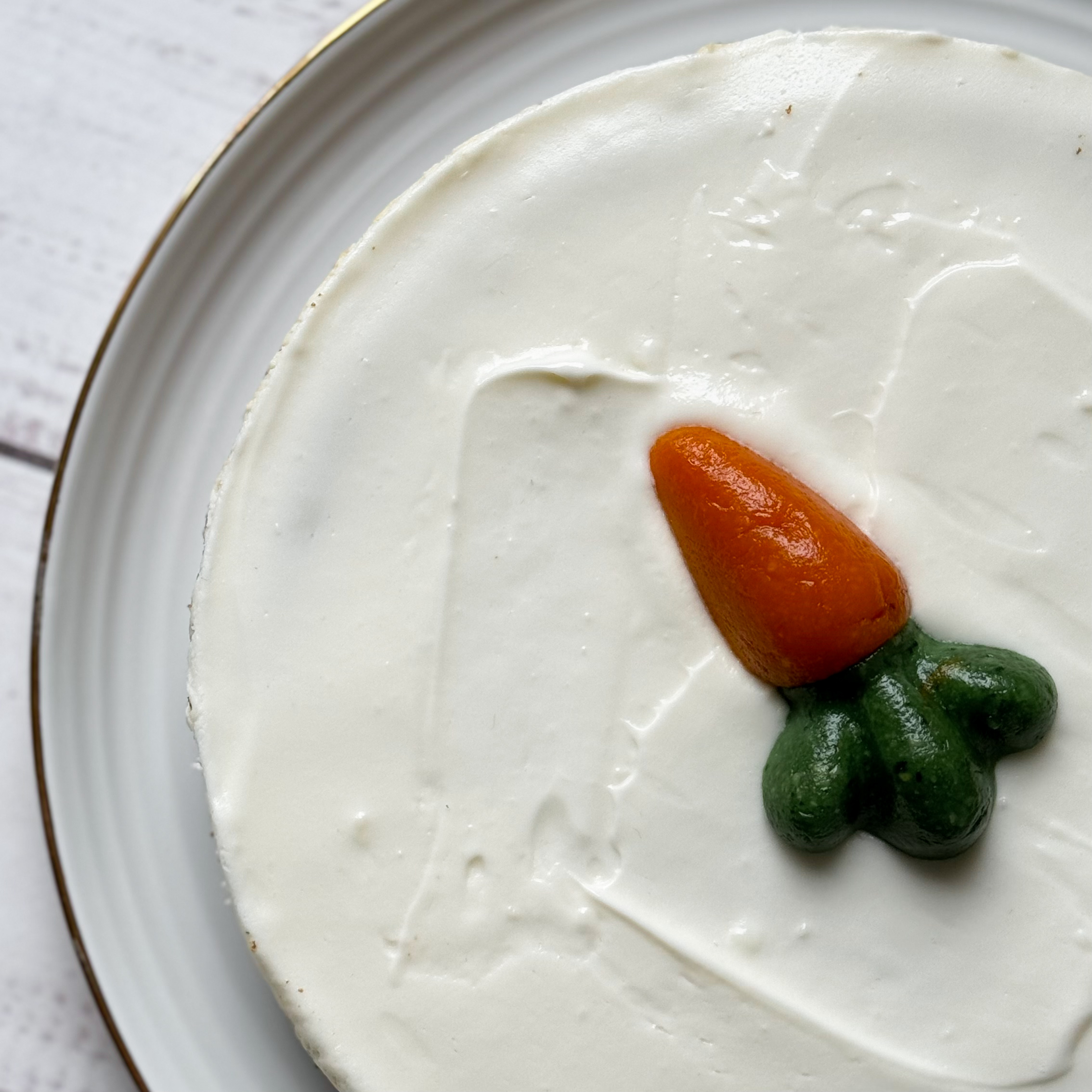 Коржи с добавлением моркови, ананаса, грецкого ореха, изюма пропитаны сливочным кремом. изображение 10