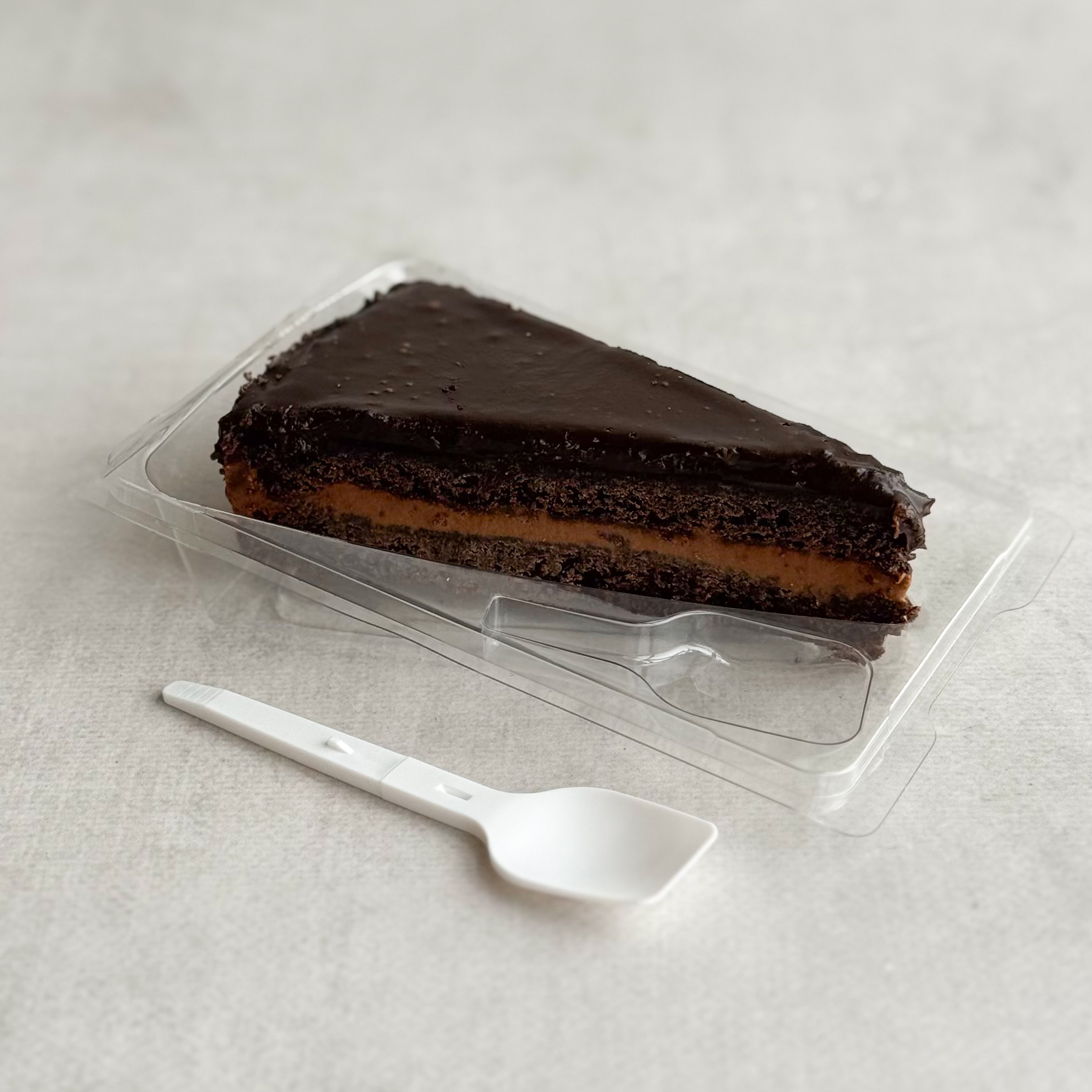 Насыщенный шоколадом слой брауни с воздушным муссом из молочного шоколада, шоколадным бисквитом, покрыт темным шоколадом.  изображение 1