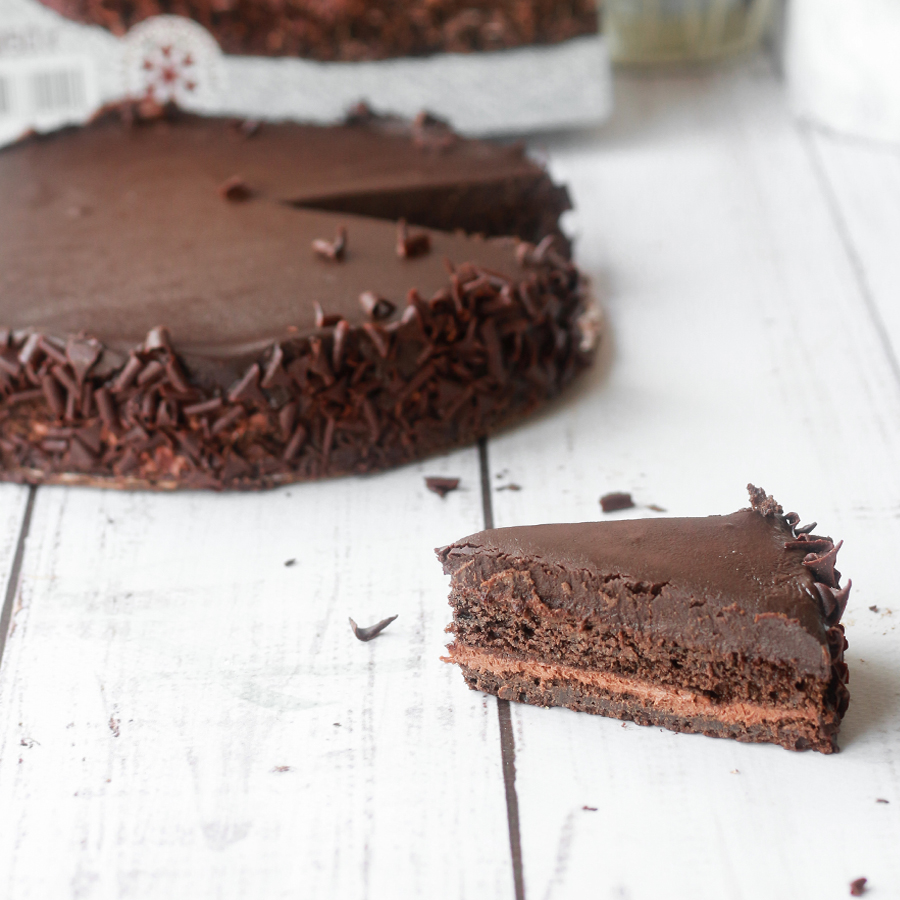 Насыщенный шоколадом слой брауни с воздушным муссом из молочного шоколада, шоколадным бисквитом, покрыт темным шоколадом изображение 1