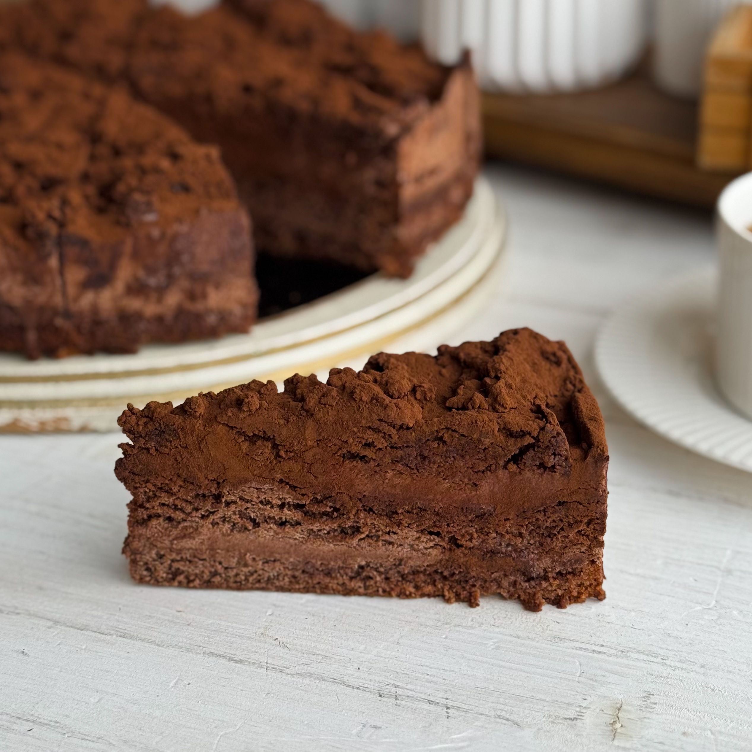  Бисквитные коржи с какао, бархатистая и нежная текстура, гармония насыщенных шоколадных нот. Торт имеет богатый, сбалансированный вкус и тает во рту.  изображение 1