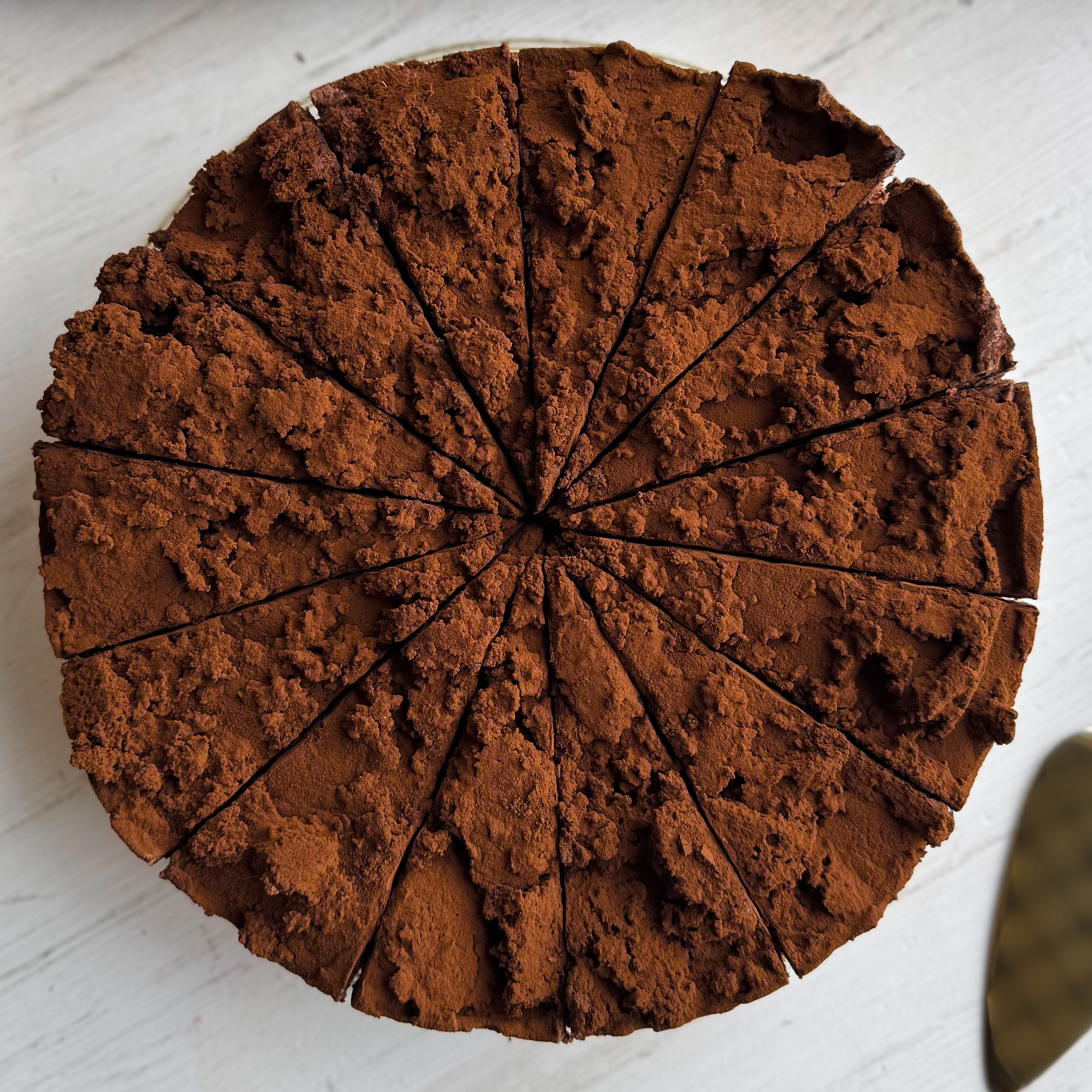  Бисквитные коржи с какао, бархатистая и нежная текстура, гармония насыщенных шоколадных нот. Торт имеет богатый, сбалансированный вкус и тает во рту.  изображение 2