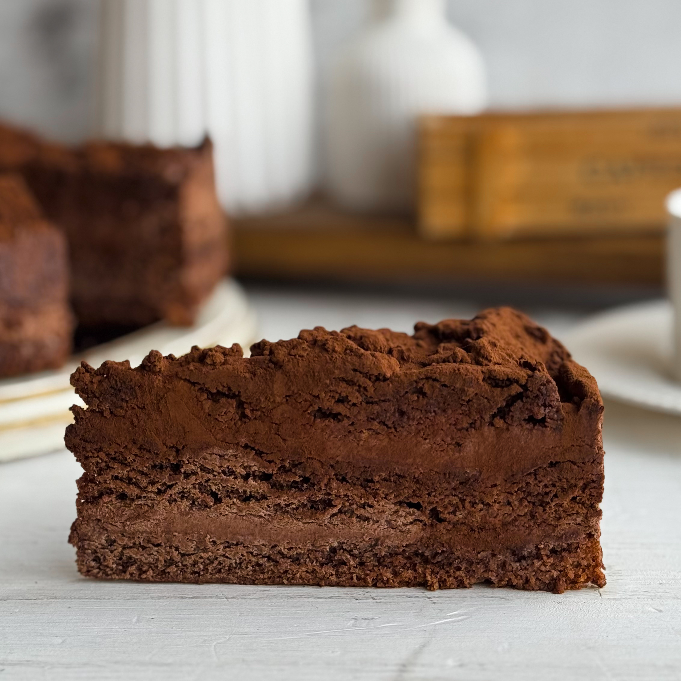  Бисквитные коржи с какао, бархатистая и нежная текстура, гармония насыщенных шоколадных нот. Торт имеет богатый, сбалансированный вкус и тает во рту.  изображение 7