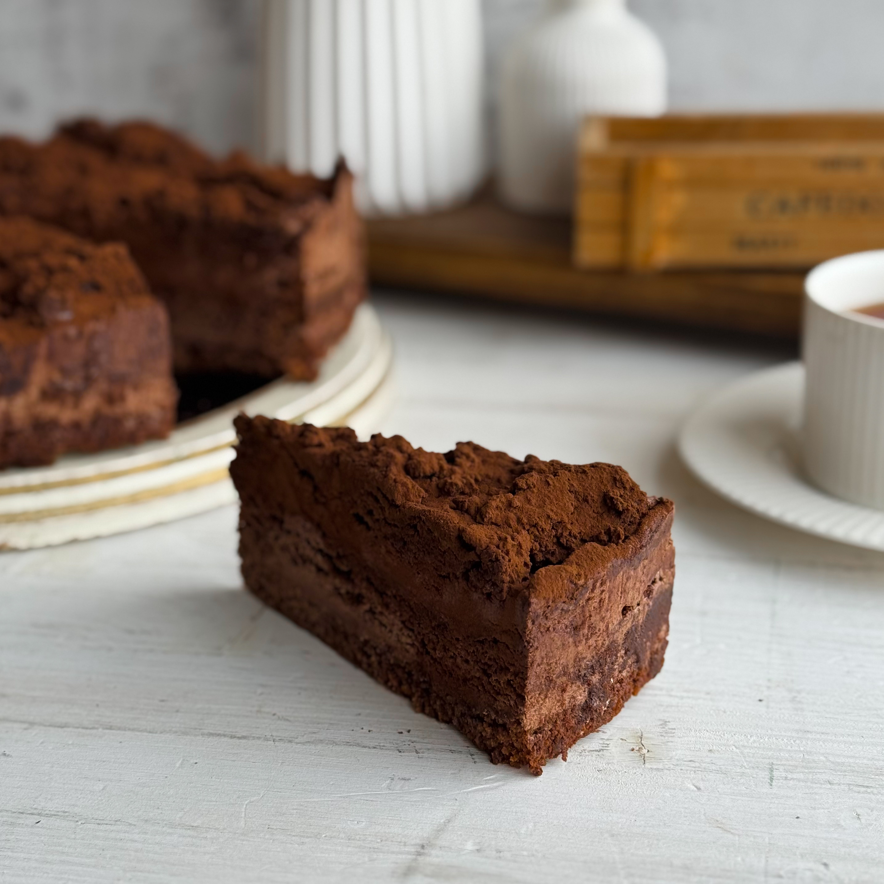  Бисквитные коржи с какао, бархатистая и нежная текстура, гармония насыщенных шоколадных нот. Торт имеет богатый, сбалансированный вкус и тает во рту.  изображение 8