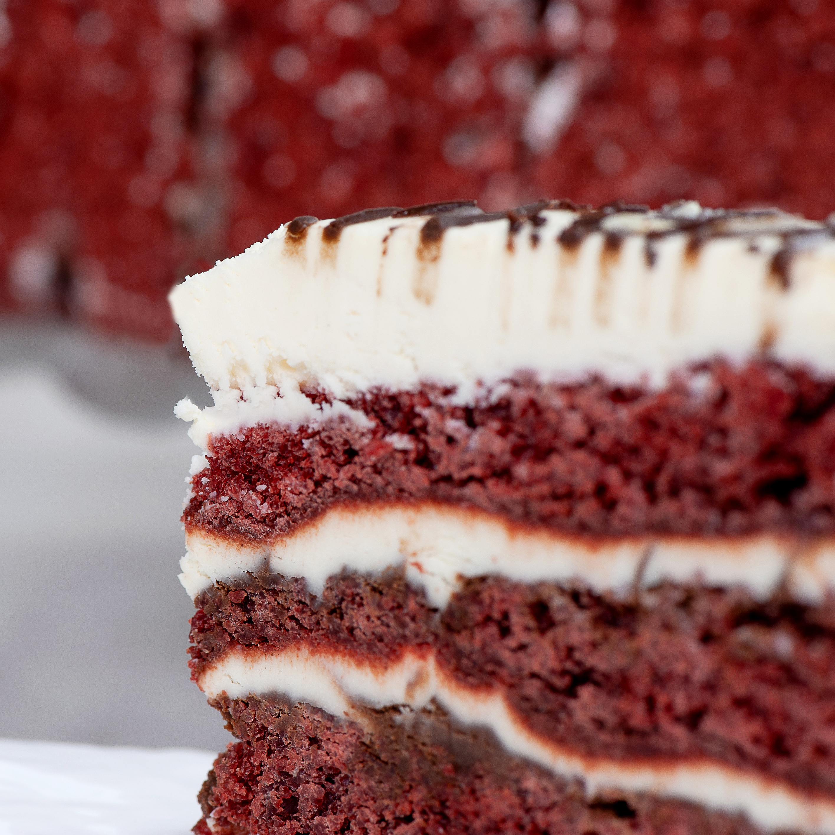 Трехслойный торт с шоколадными прослойками и нежнейшим сливочным кремом с белым шоколадом. изображение 3