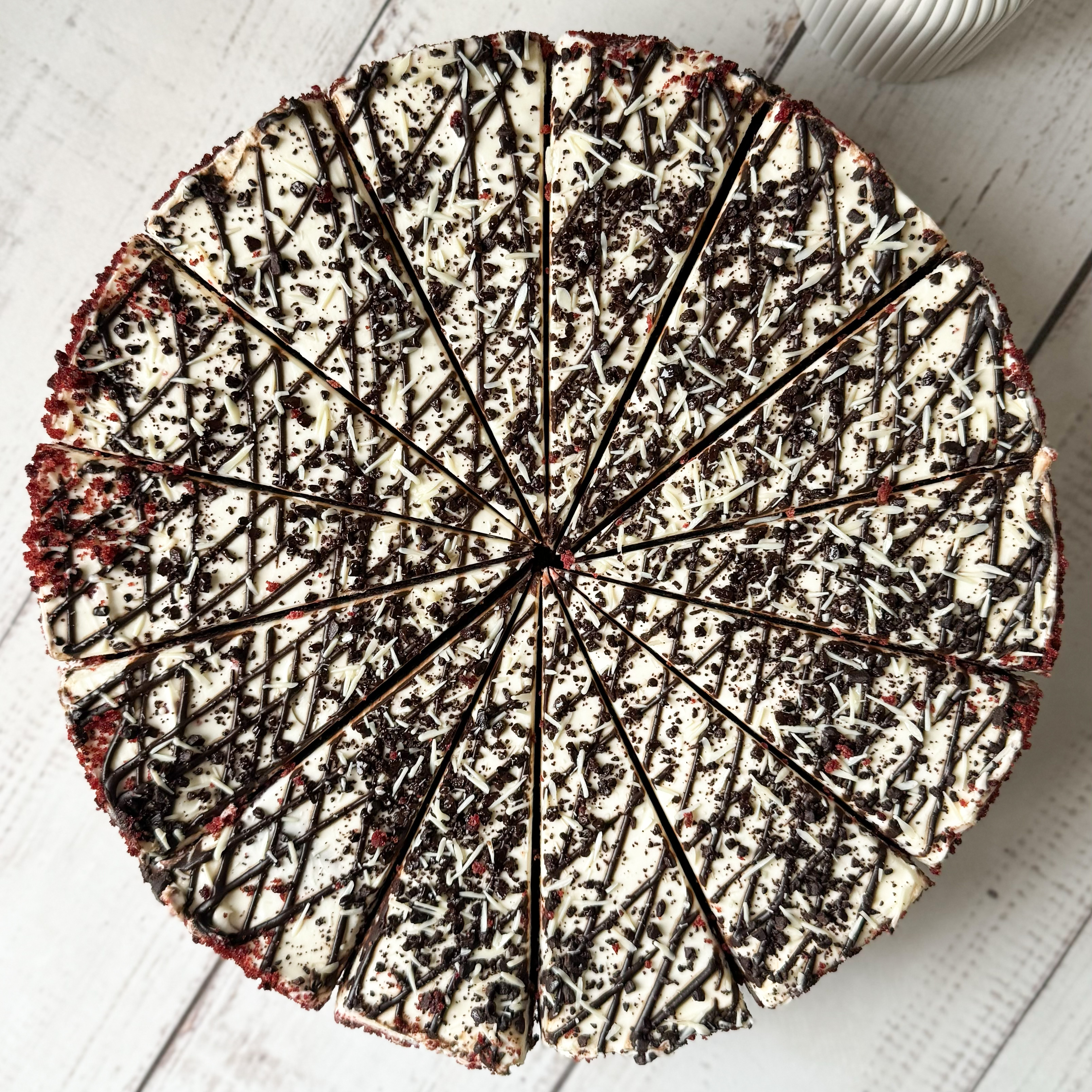 Двухслойный торт с шоколадной прослойкой и нежнейшим сливочным кремом с белым шоколадом. изображение 2