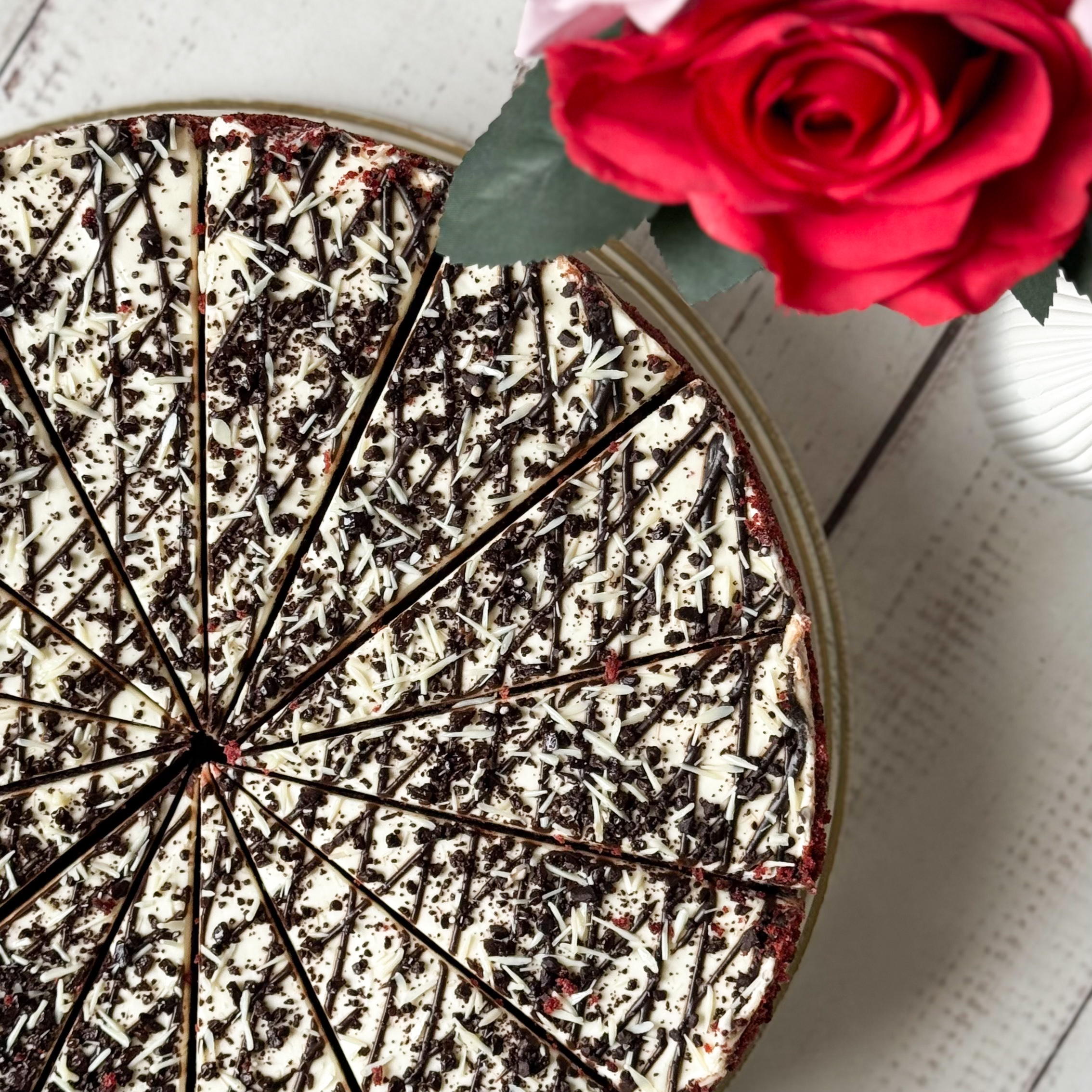 Двухслойный торт с шоколадной прослойкой и нежнейшим сливочным кремом с белым шоколадом. изображение 3