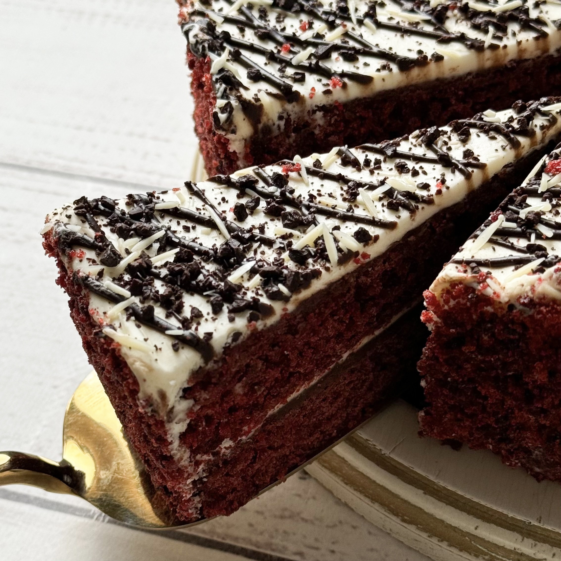 Двухслойный торт с шоколадной прослойкой и нежнейшим сливочным кремом с белым шоколадом. изображение 4