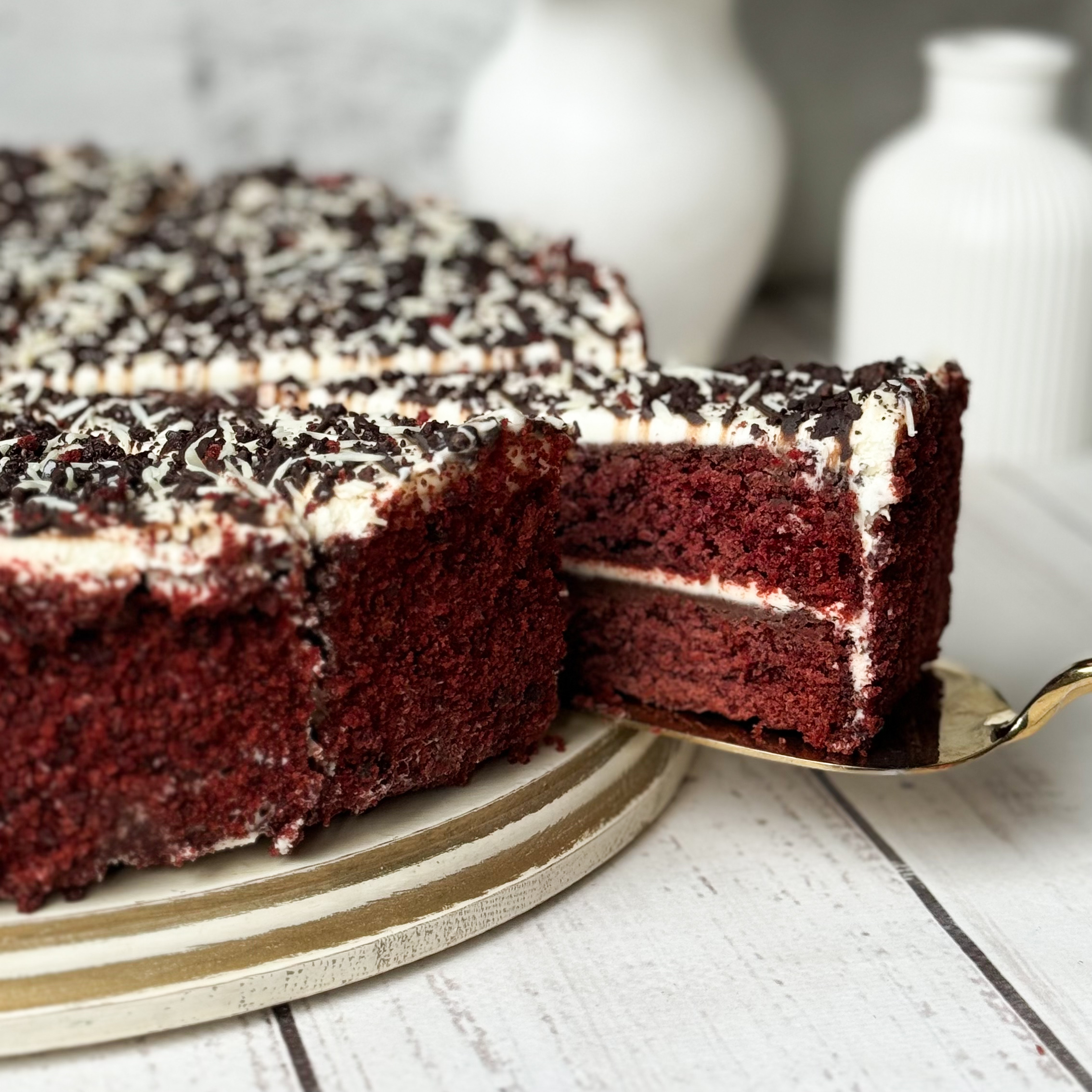 Двухслойный торт с шоколадной прослойкой и нежнейшим сливочным кремом с белым шоколадом. изображение 6