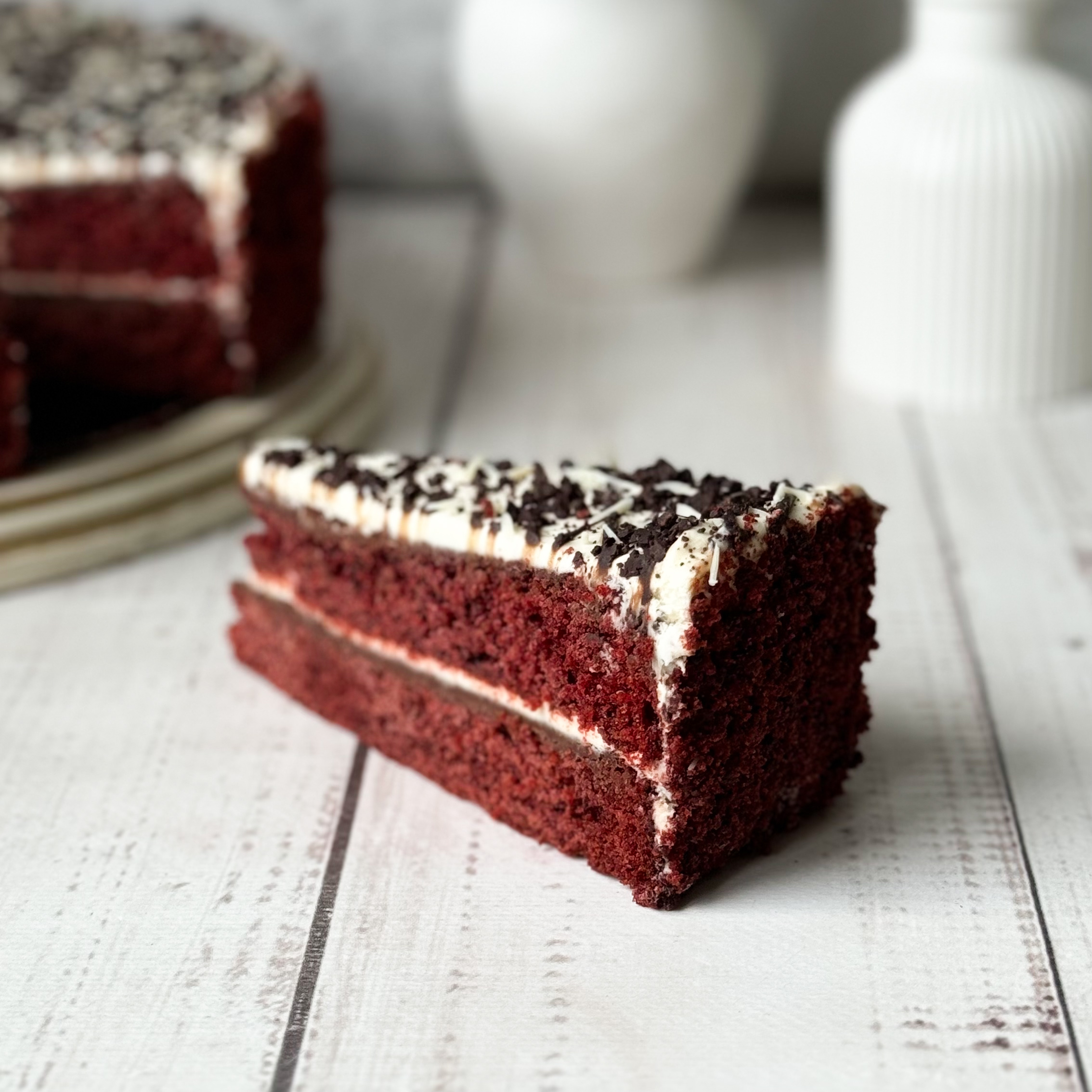 Двухслойный торт с шоколадной прослойкой и нежнейшим сливочным кремом с белым шоколадом. изображение 8