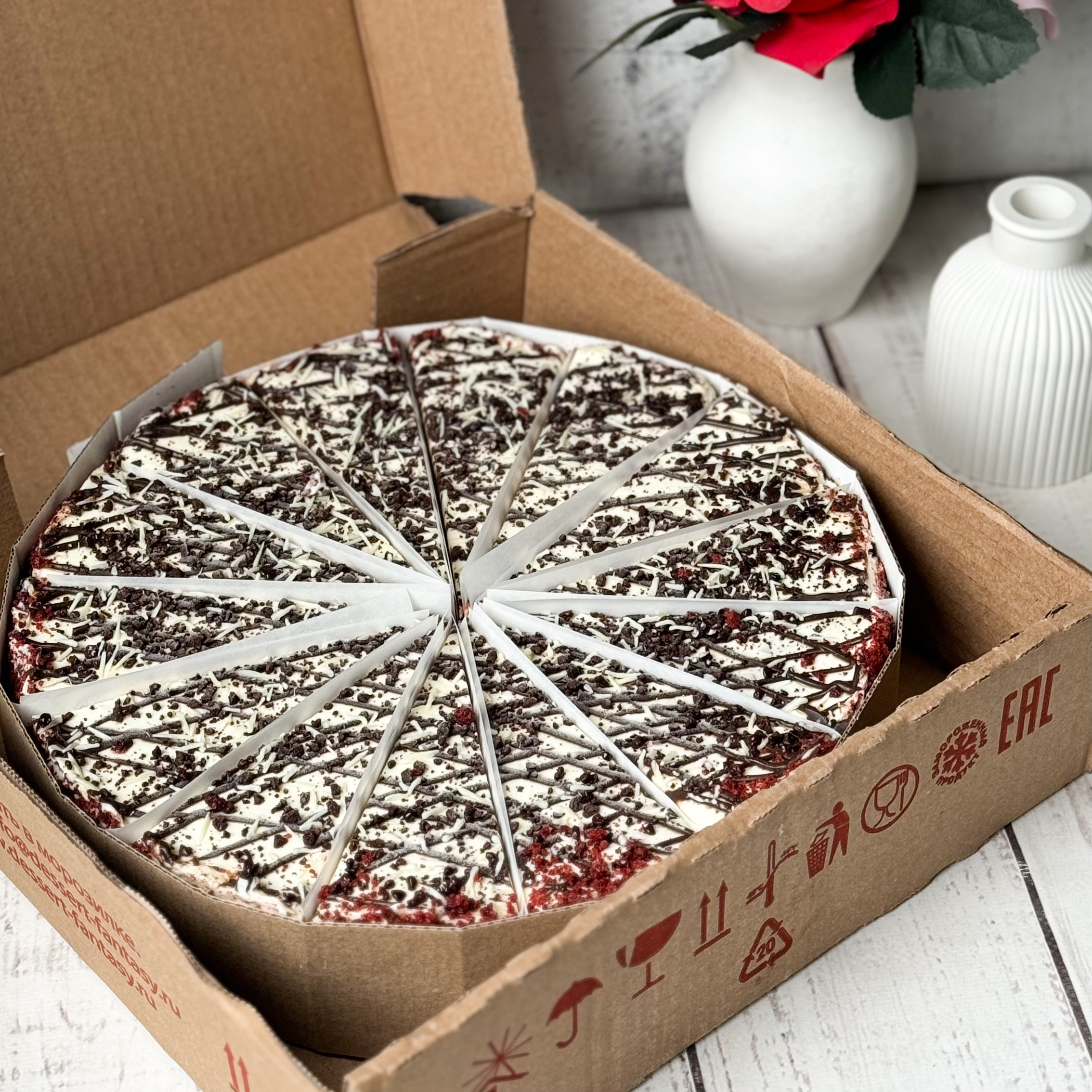 Двухслойный торт с шоколадной прослойкой и нежнейшим сливочным кремом с белым шоколадом. изображение 9