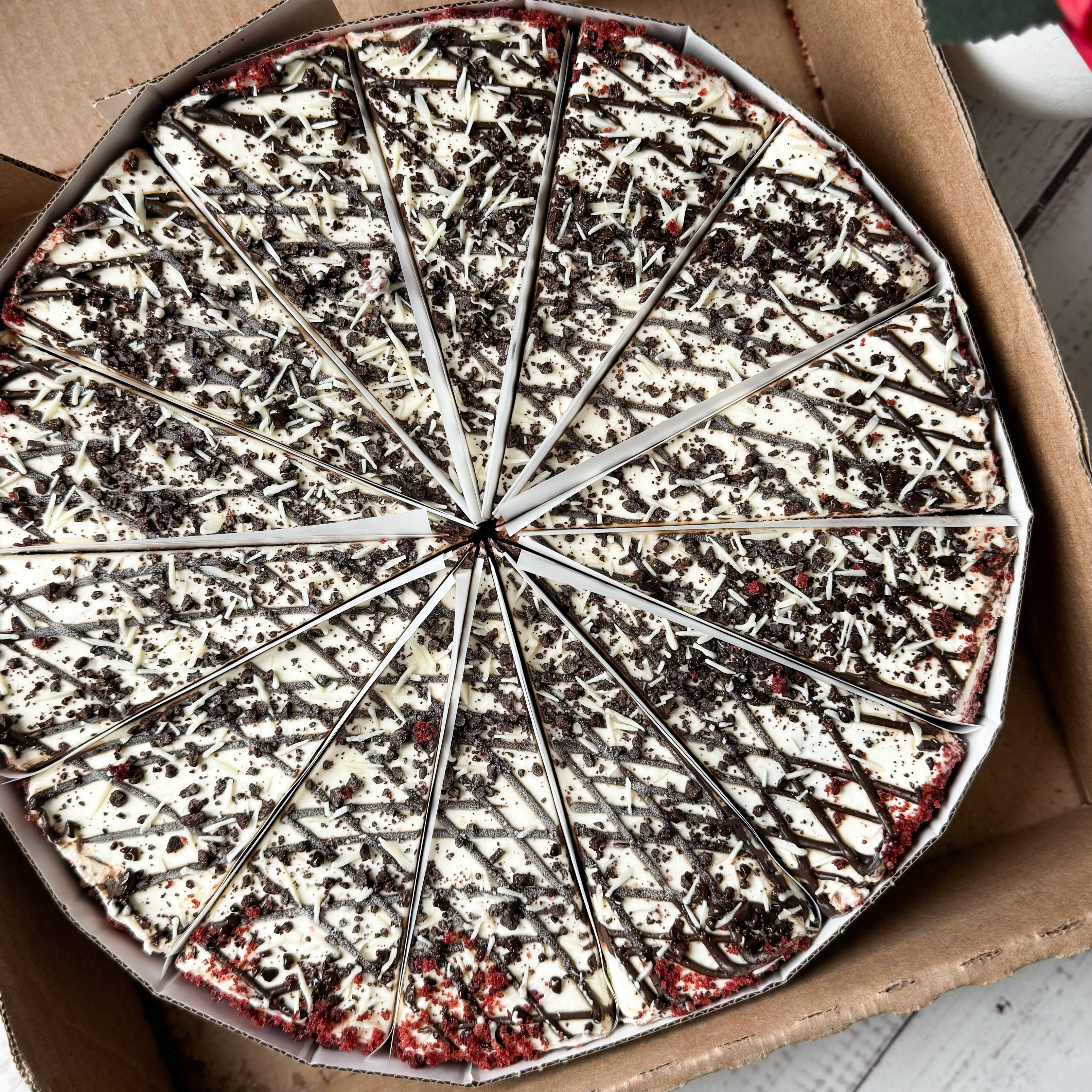 Двухслойный торт с шоколадной прослойкой и нежнейшим сливочным кремом с белым шоколадом. изображение 10