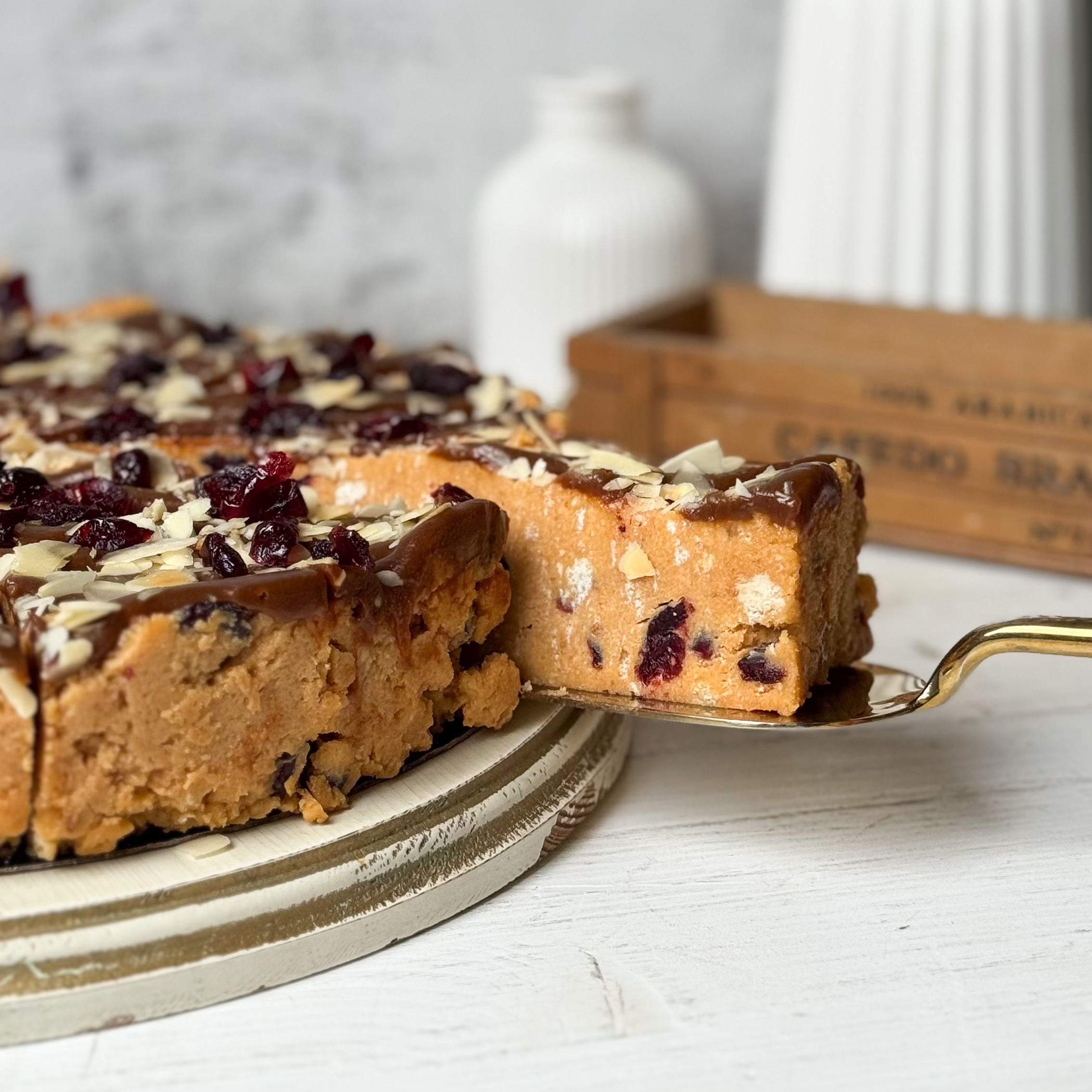 Сочный песочно-карамельный торт с сушеной клюквой и кусочками печенья. Сверху торт украшен волнами мягкой карамели, лепестками миндаля и клюквой.  изображение 12