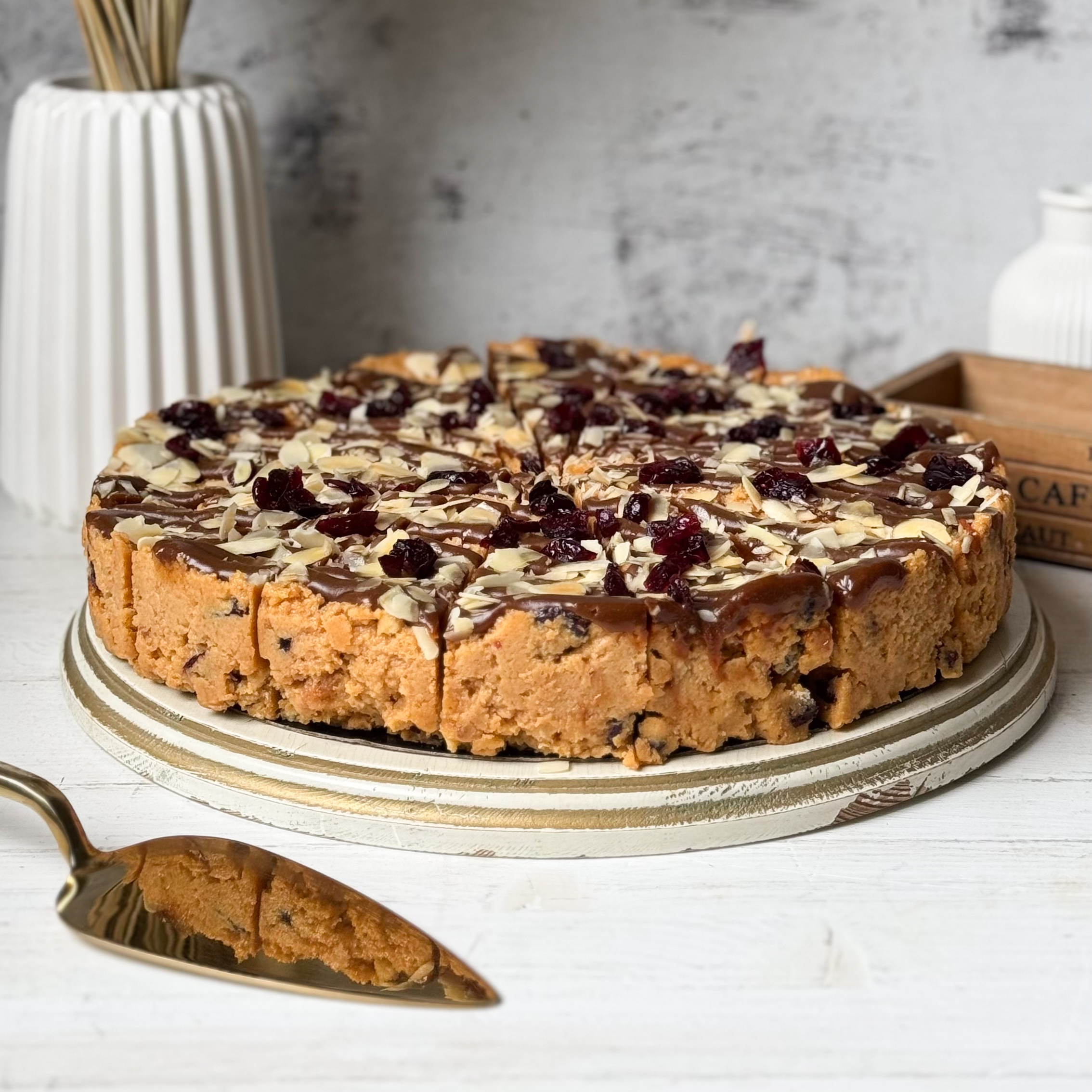 Сочный песочно-карамельный торт с сушеной клюквой и кусочками печенья. Сверху торт украшен волнами мягкой карамели, лепестками миндаля и клюквой.  изображение 6