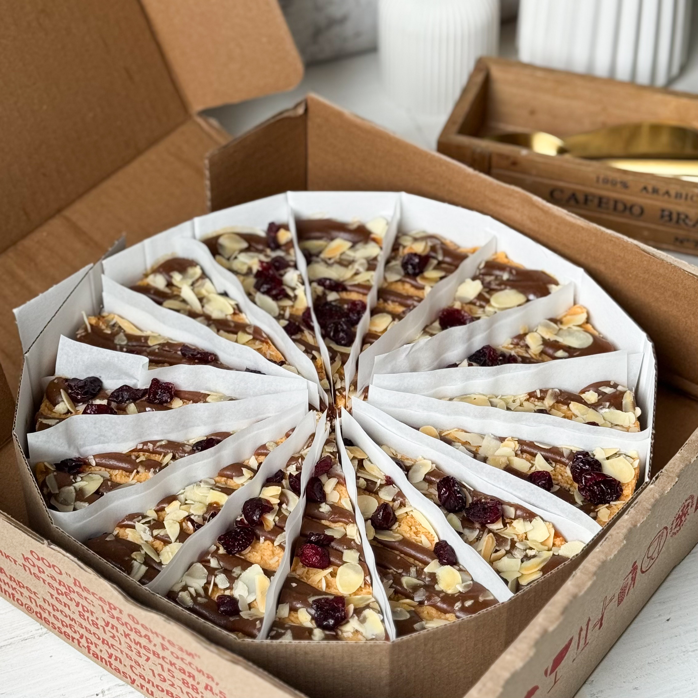 Сочный песочно-карамельный торт с сушеной клюквой и кусочками печенья. Сверху торт украшен волнами мягкой карамели, лепестками миндаля и клюквой.  изображение 9