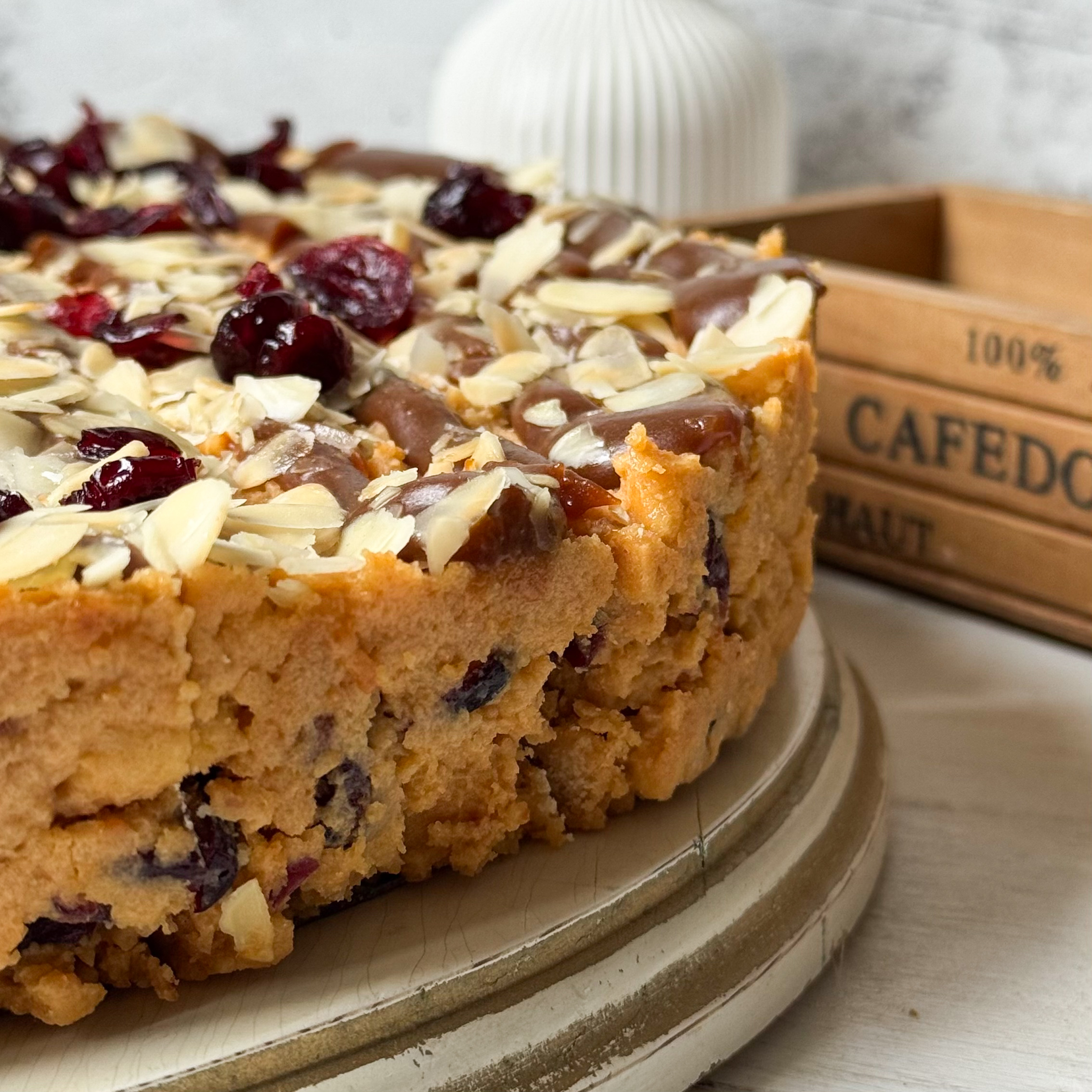 Сочный песочно-карамельный торт с сушеной клюквой и кусочками печенья. Сверху торт украшен волнами мягкой карамели, лепестками миндаля и клюквой.  изображение 10