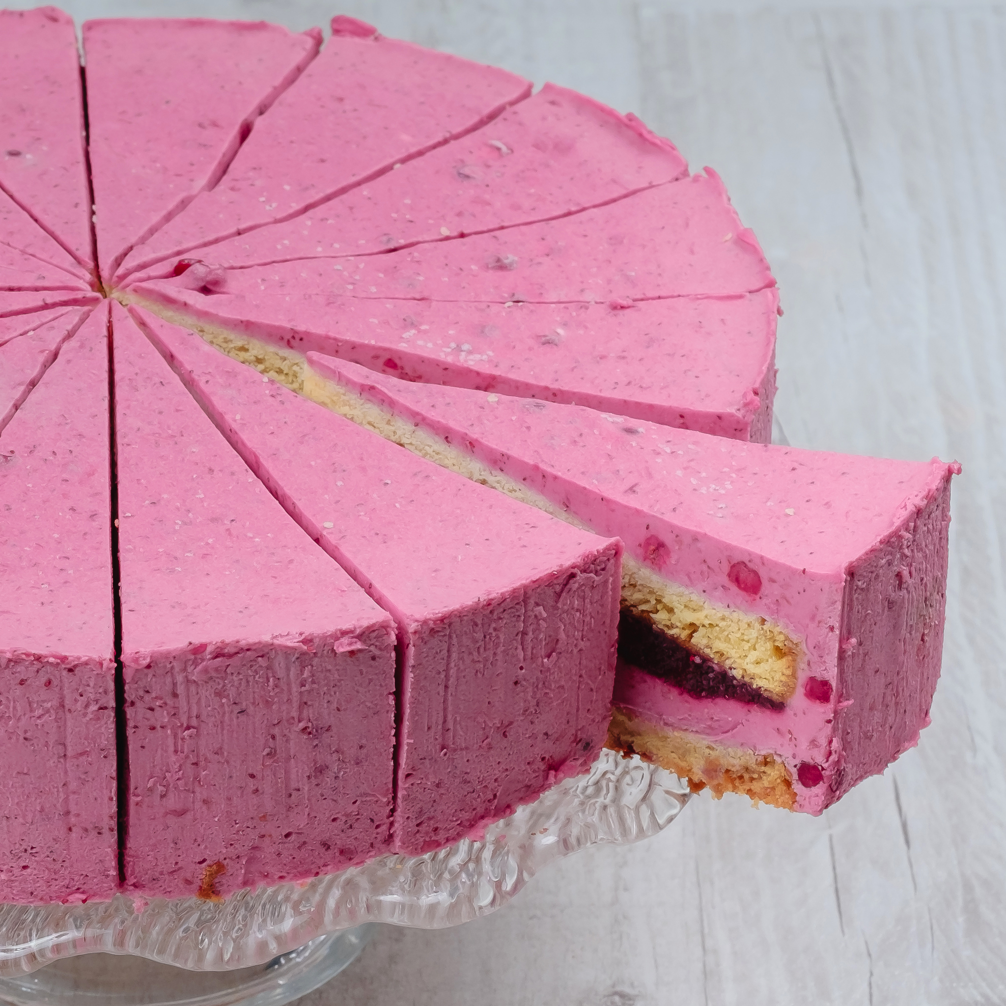 Между двумя воздушными бисквитами невероятно нежный крем, ягодный конфитюр и муссовый слой с брусникой. Лёгкий торт с благородной ягодной кислинкой. изображение 3