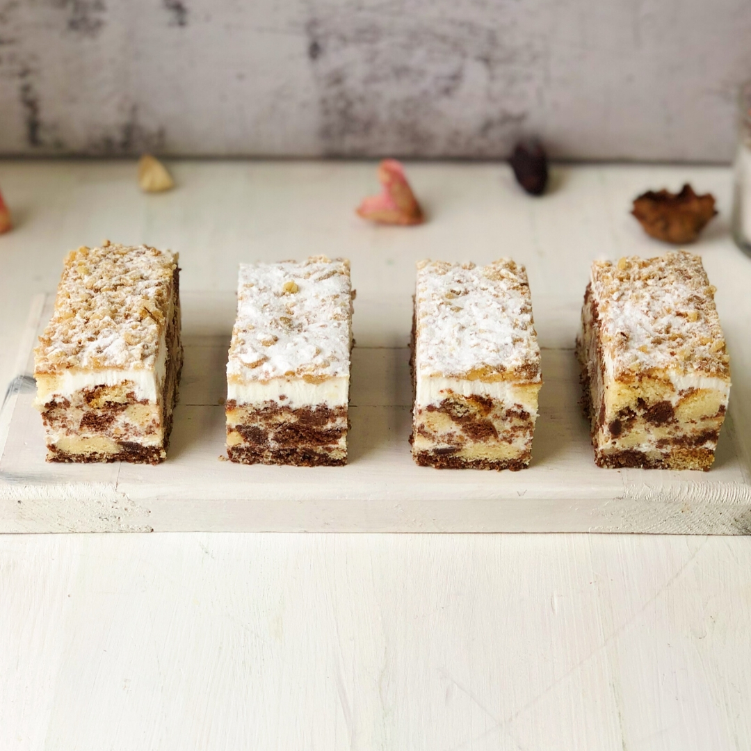 Белый и шоколадный бисквиты прослоеный сметанным кремом. изображение 2