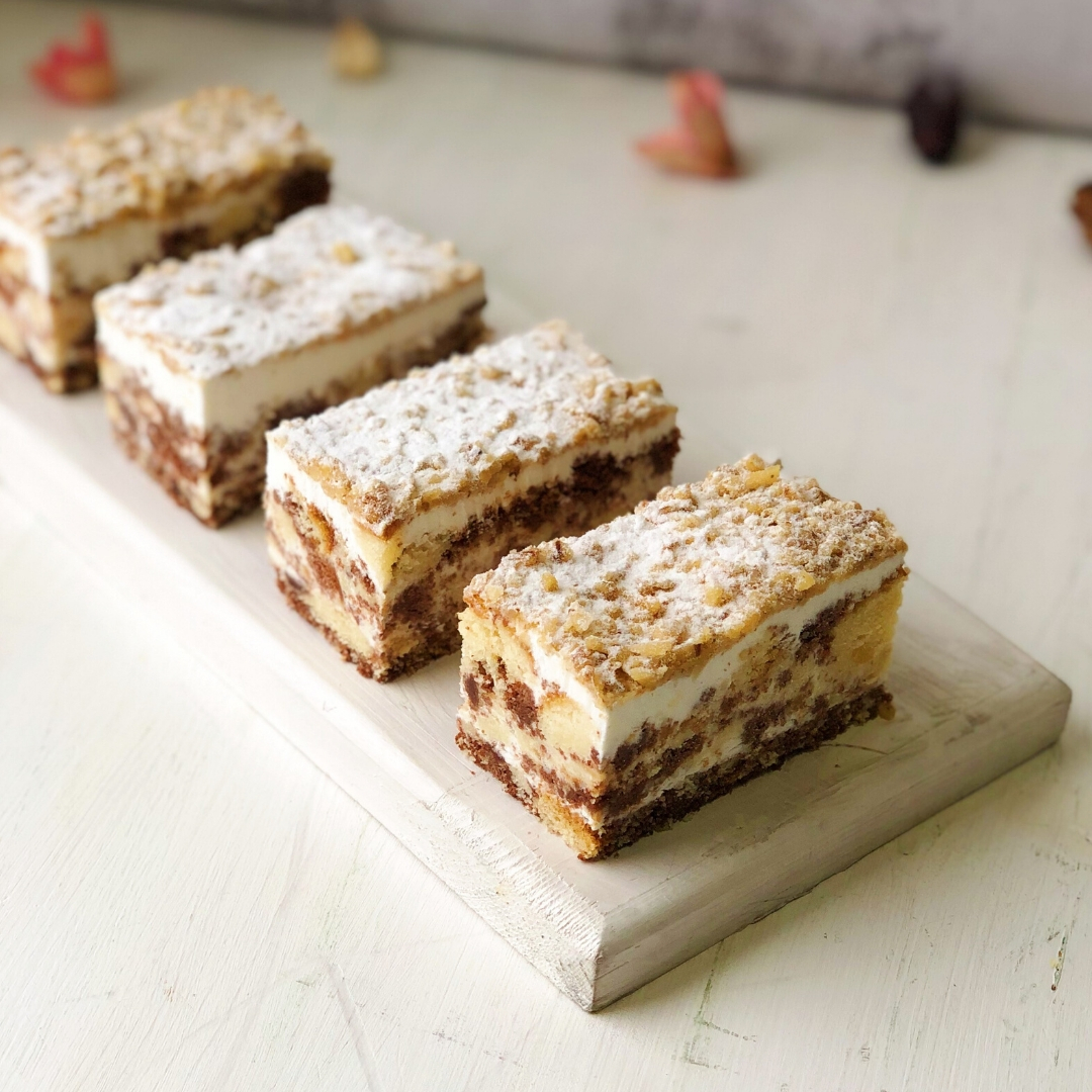 Белый и шоколадный бисквиты прослоеный сметанным кремом. изображение 3