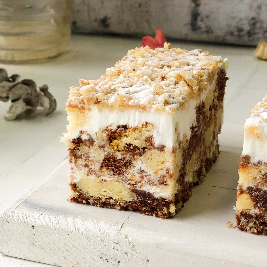 Белый и шоколадный бисквиты прослоеный сметанным кремом. изображение 4