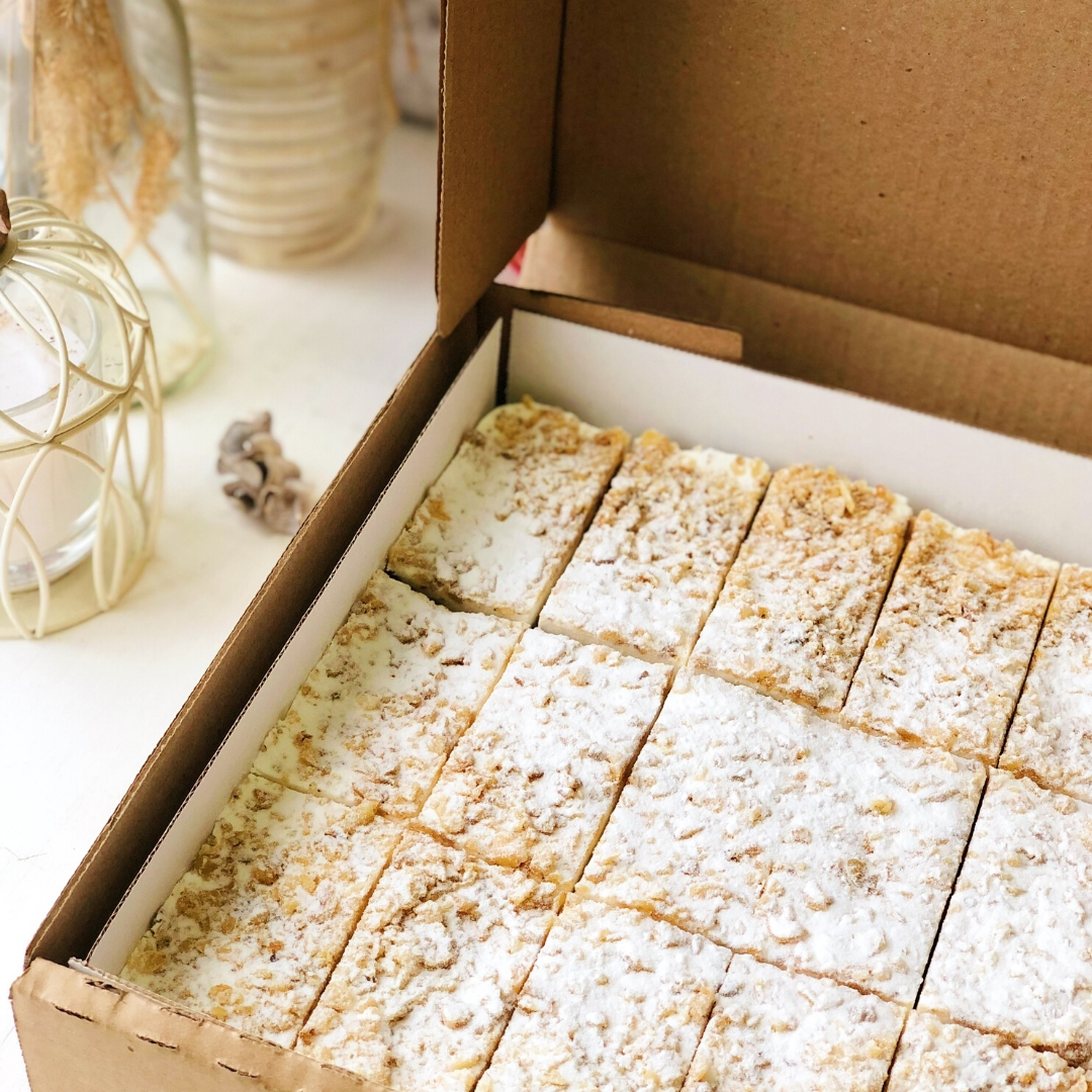 Белый и шоколадный бисквиты прослоеный сметанным кремом. изображение 5