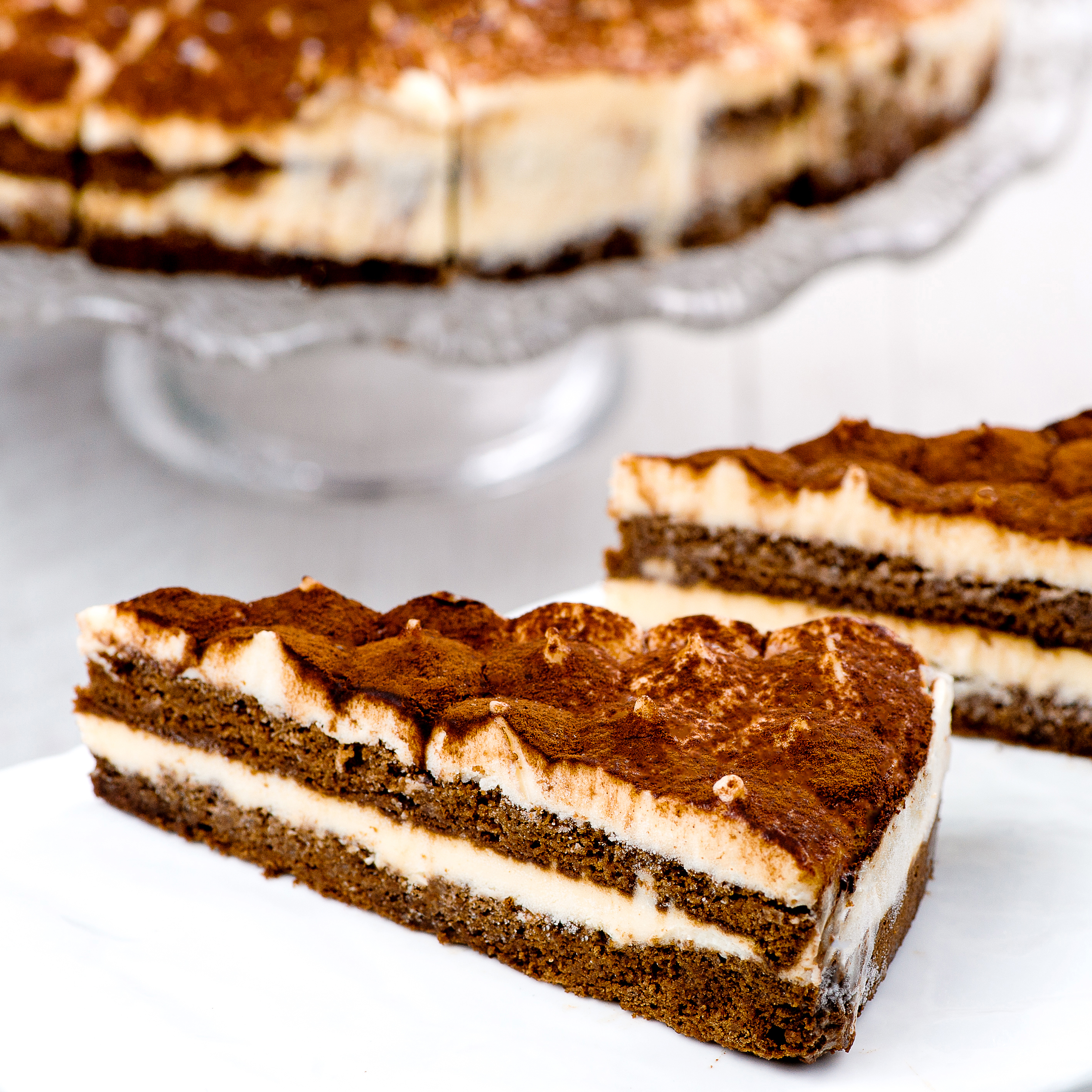 Легендарный вкус воплощён в нежном торте с сыром Маскарпоне и украшен какао посыпкой изображение 1