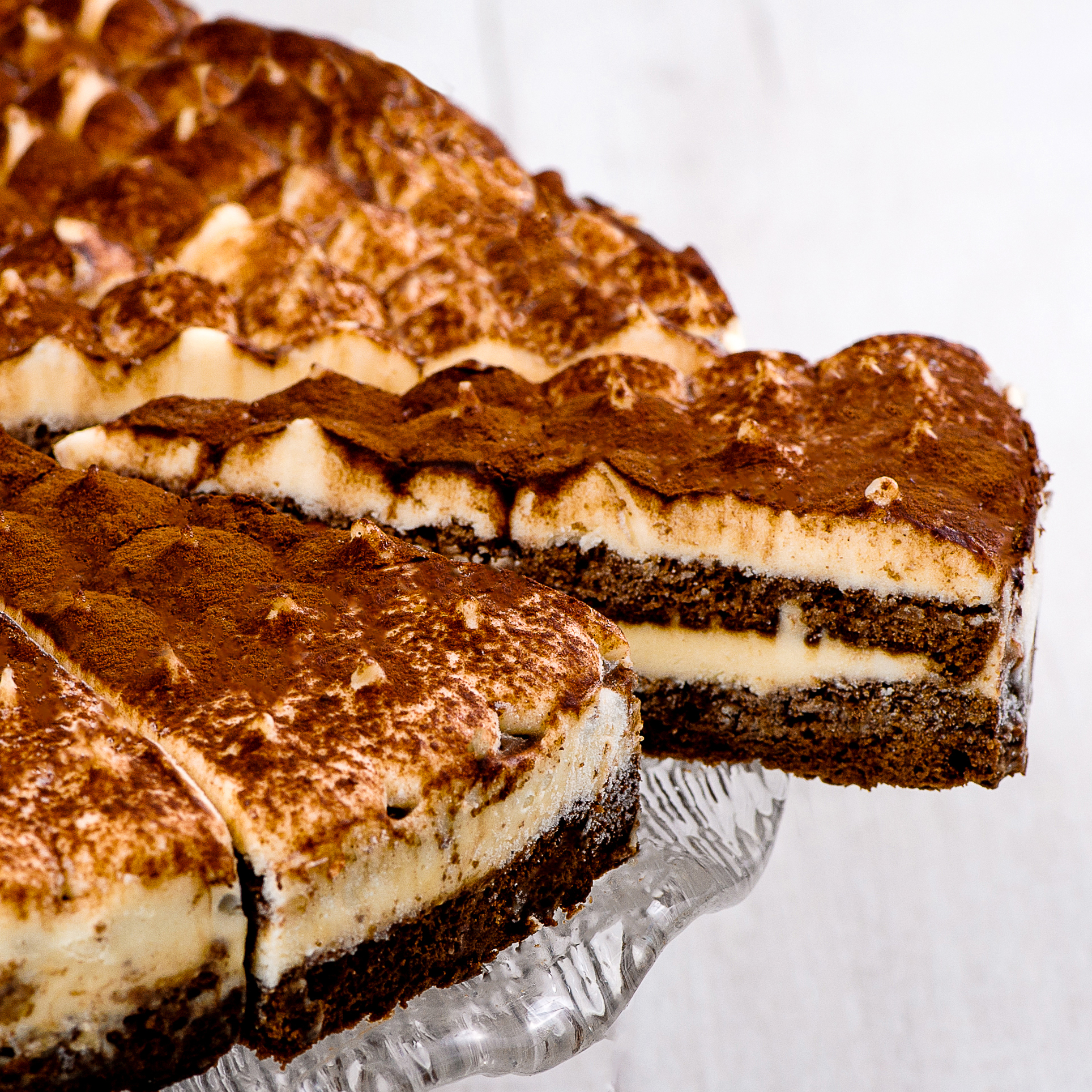 Легендарный вкус воплощён в нежном торте с сыром Маскарпоне и украшен какао посыпкой изображение 2