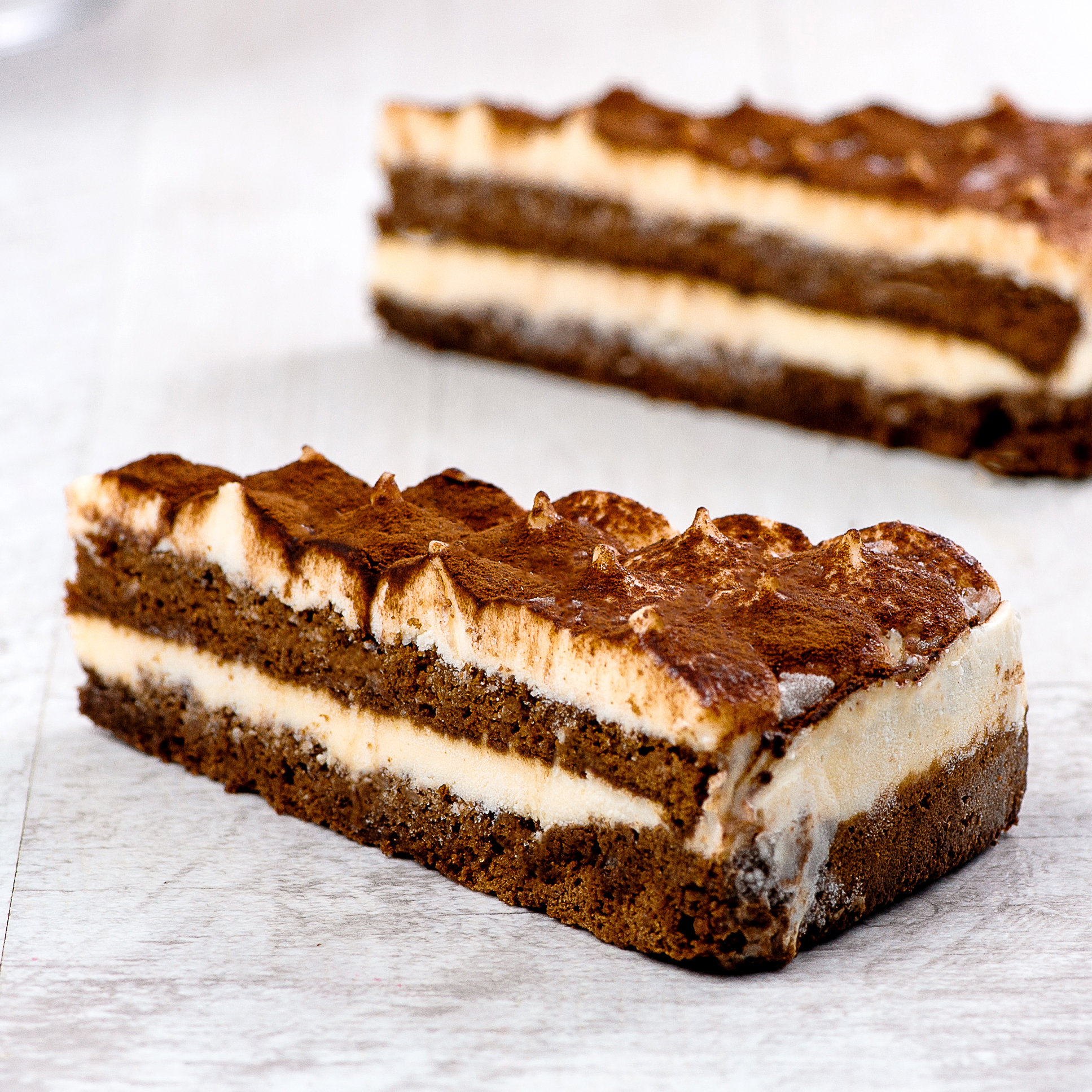 Легендарный вкус воплощён в нежном торте с сыром Маскарпоне и украшен какао посыпкой изображение 3