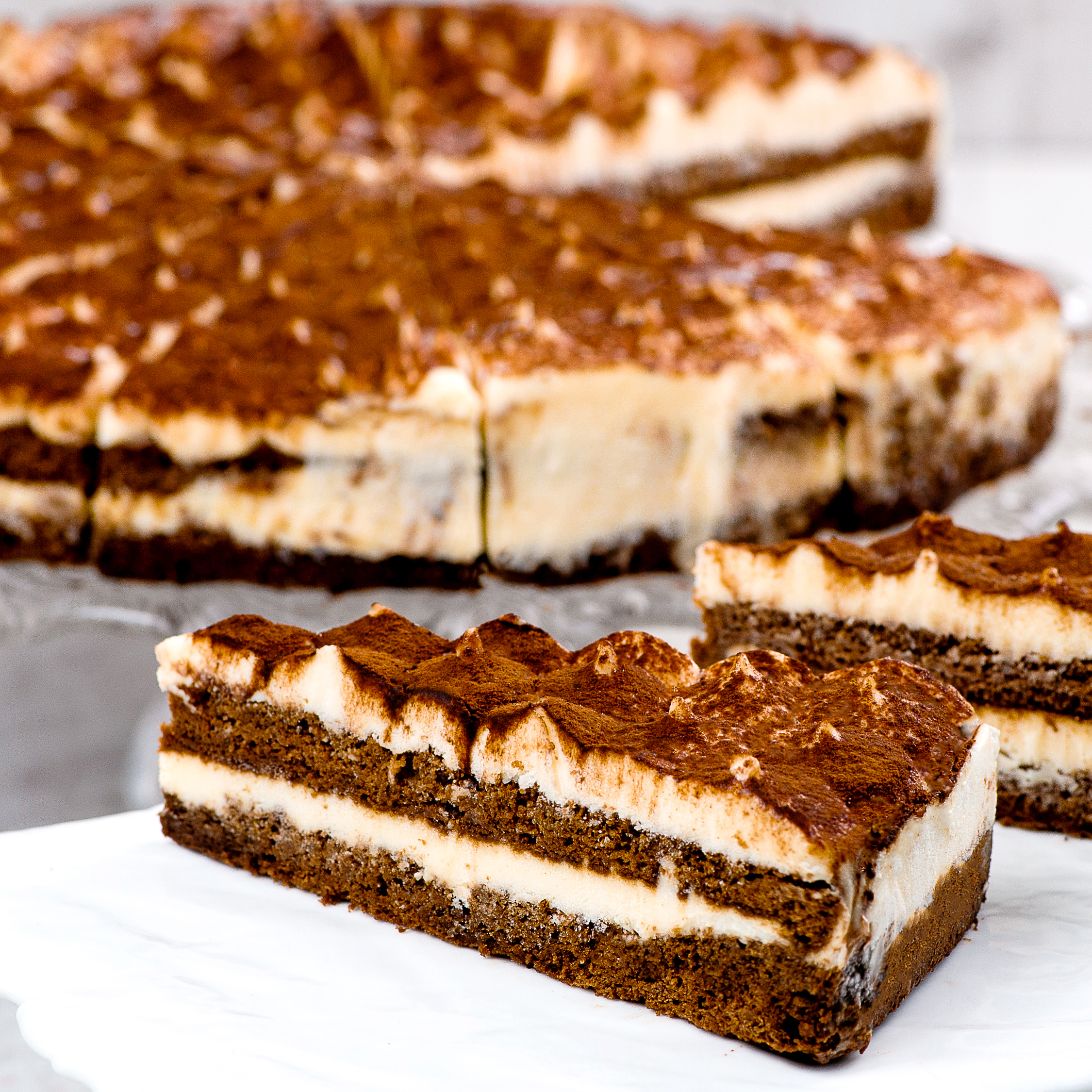 Легендарный вкус воплощён в нежном торте с сыром Маскарпоне и украшен какао посыпкой изображение 4