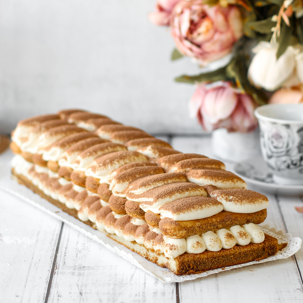 Крем маскарпоне на основе из бисквита, пропитанный кофе и украшенный слоем крема маскарпоне, посыпанного какао. изображение 1