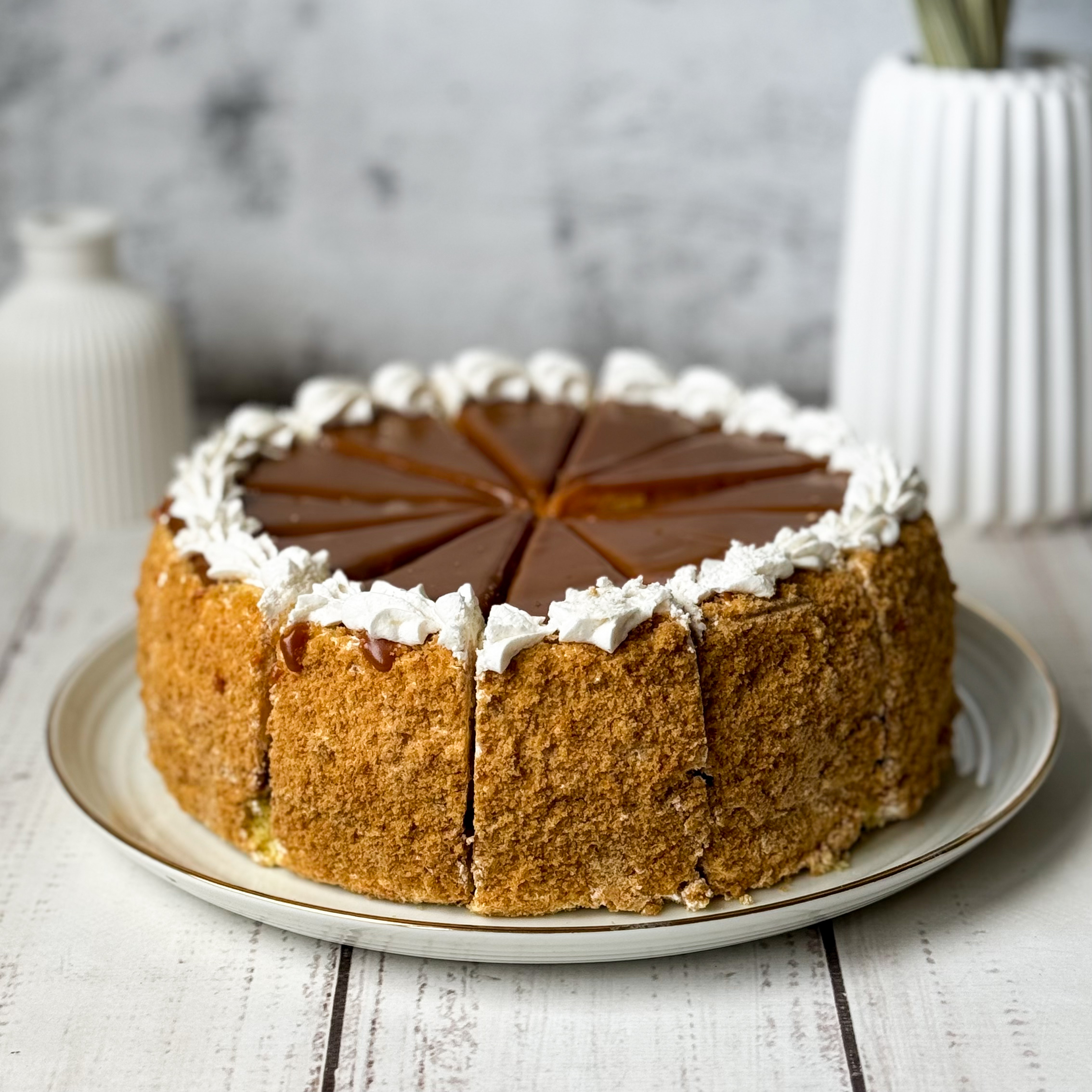 Бисквитный ванильный торт со слоем соленой хрустящей карамели и сливочного крема с молотыми стручками бурбонской ванили, покрыт толстым слоем карамели. изображение 3