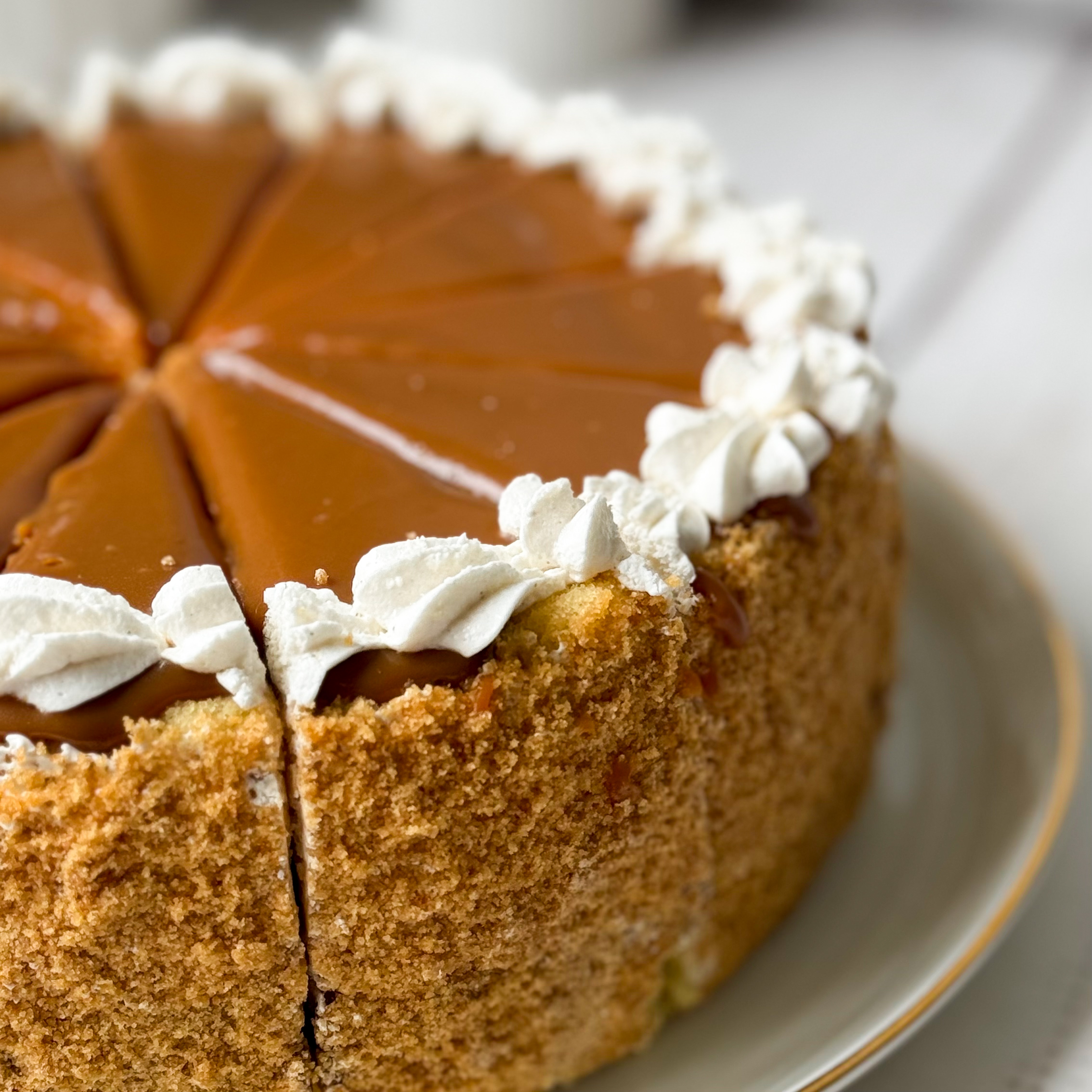 Бисквитный ванильный торт со слоем соленой хрустящей карамели и сливочного крема с молотыми стручками бурбонской ванили, покрыт толстым слоем карамели. изображение 5