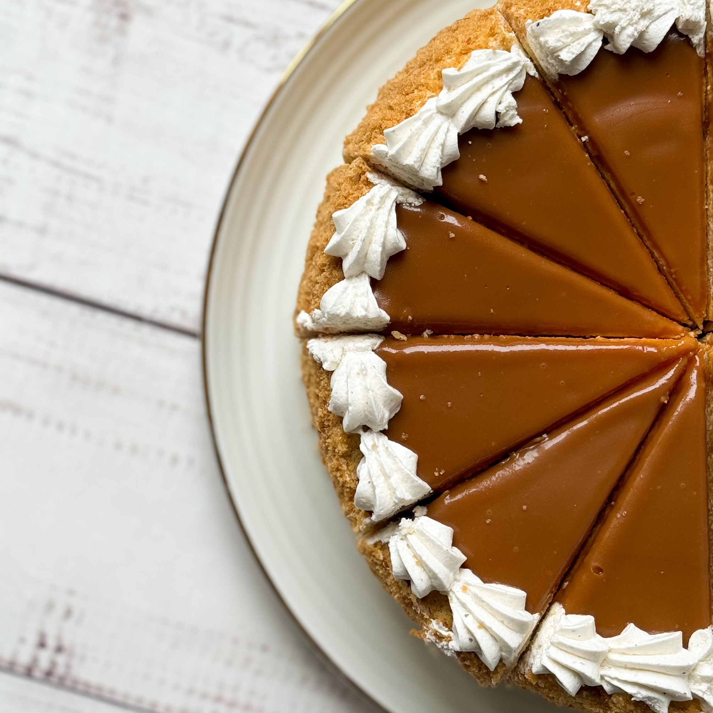 Бисквитный ванильный торт со слоем соленой хрустящей карамели и сливочного крема с молотыми стручками бурбонской ванили, покрыт толстым слоем карамели. изображение 6