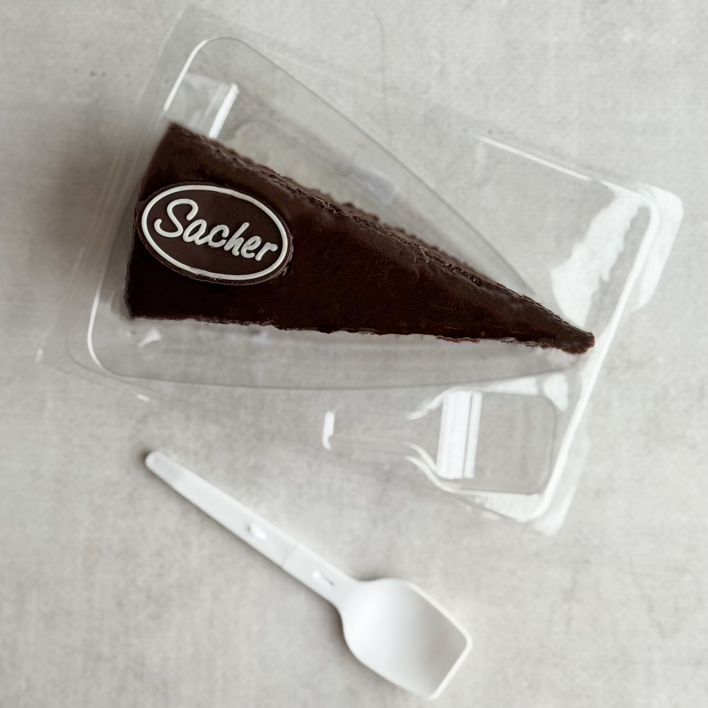 Традиционный шоколадный торт с абрикосовым джемом и шоколадной глазурью. изображение 3