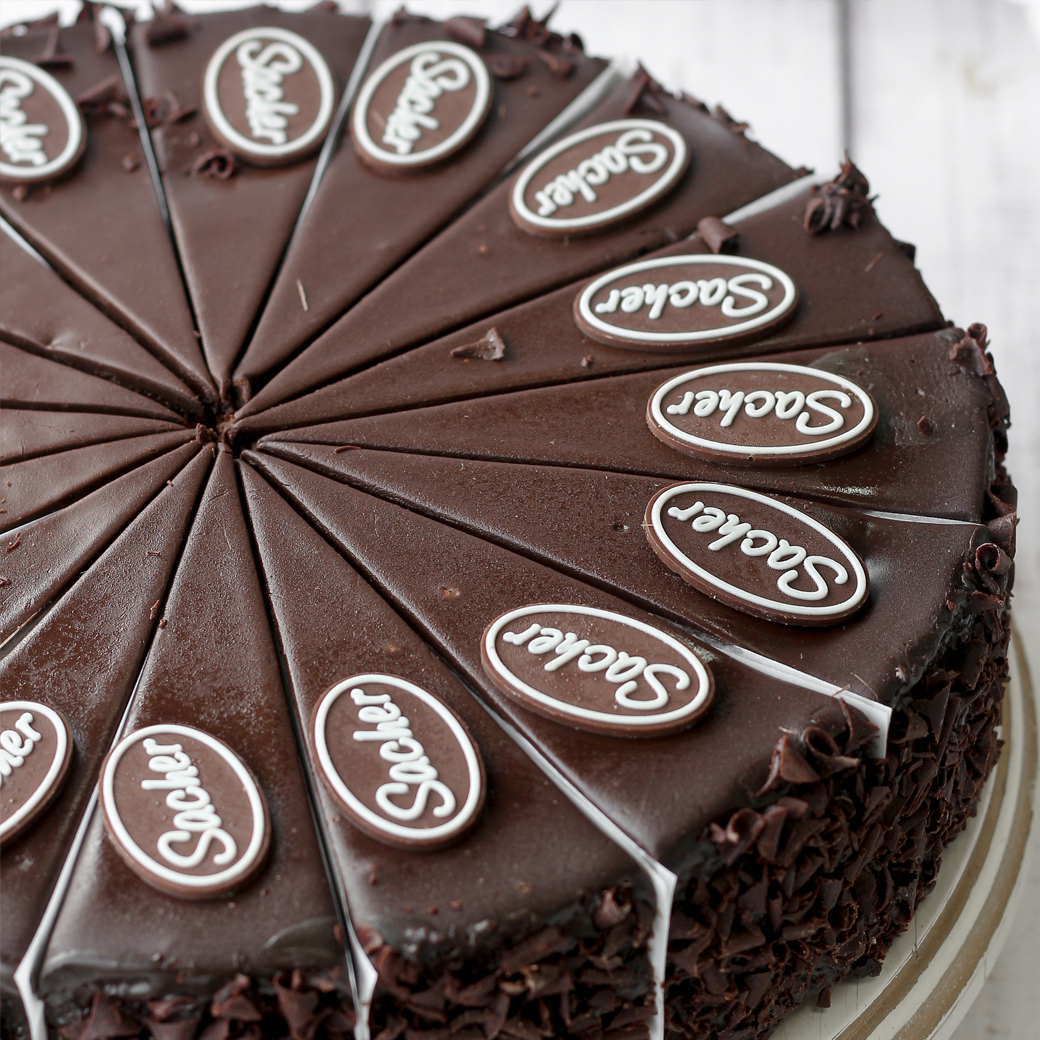 Традиционный шоколадный торт с абрикосовым джемом и шоколадной глазурью. изображение 2