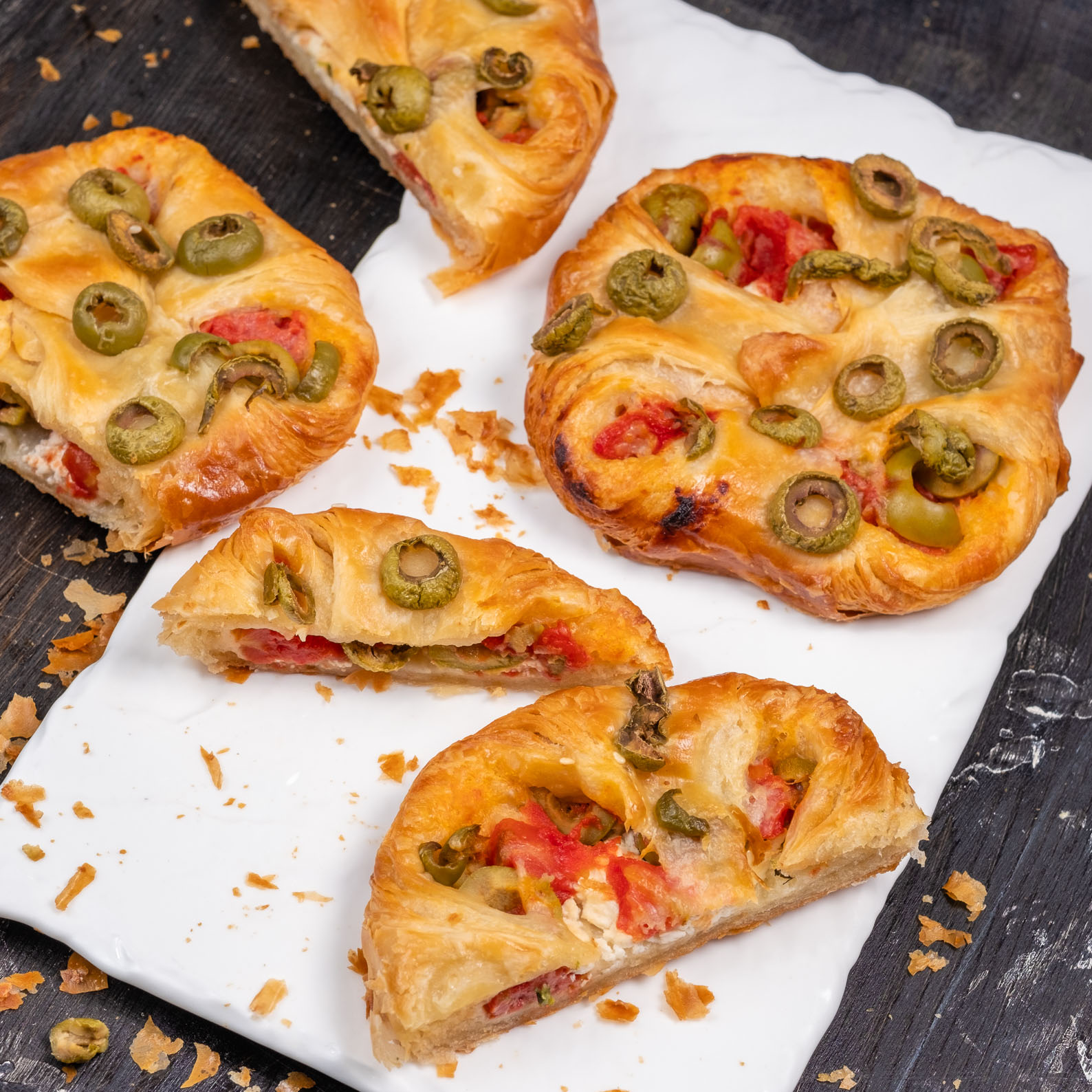 Турновер для выпекания средиземноморский (томаты, сыр, оливки,базилик) изображение 1