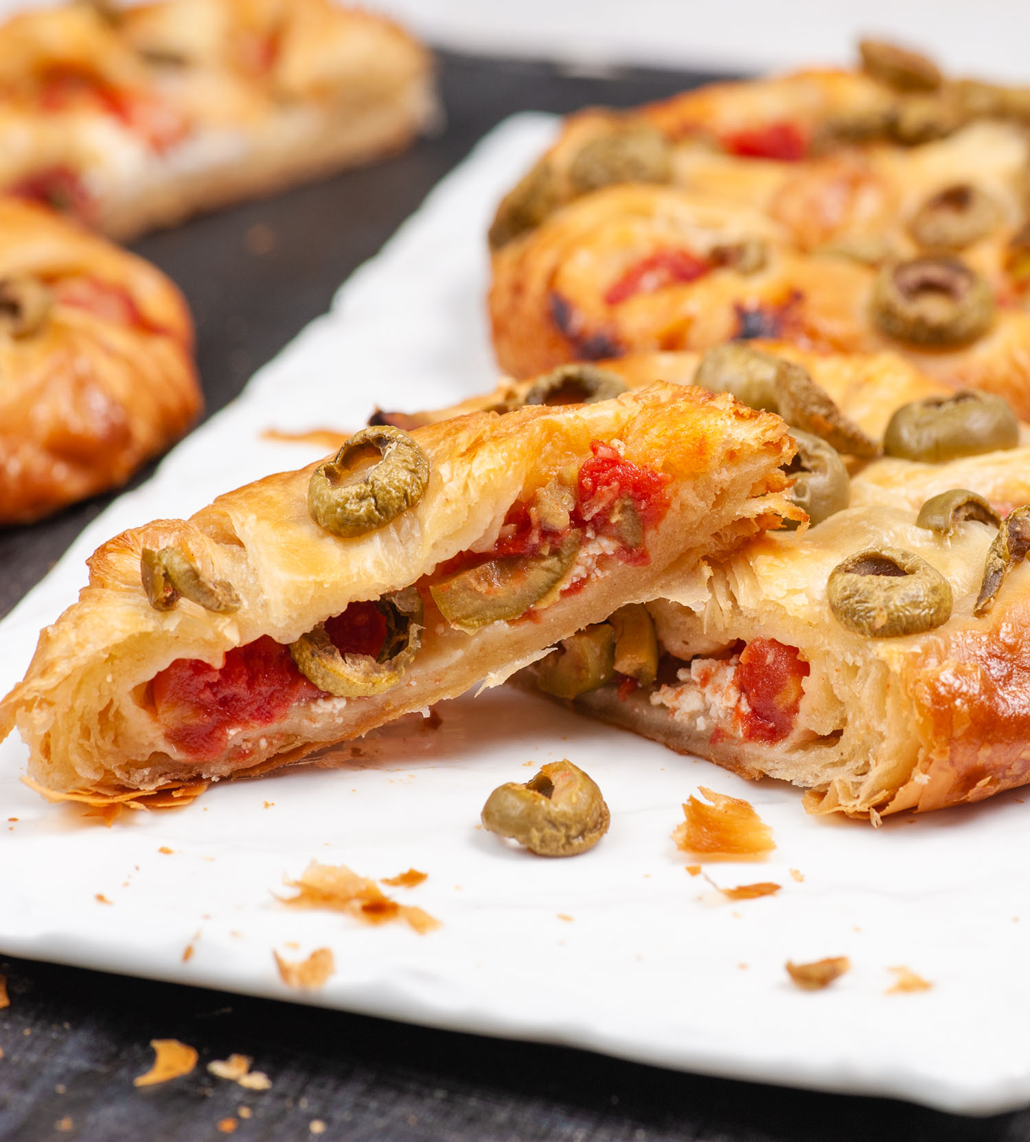 Турновер для выпекания средиземноморский (томаты, сыр, оливки,базилик) изображение 2