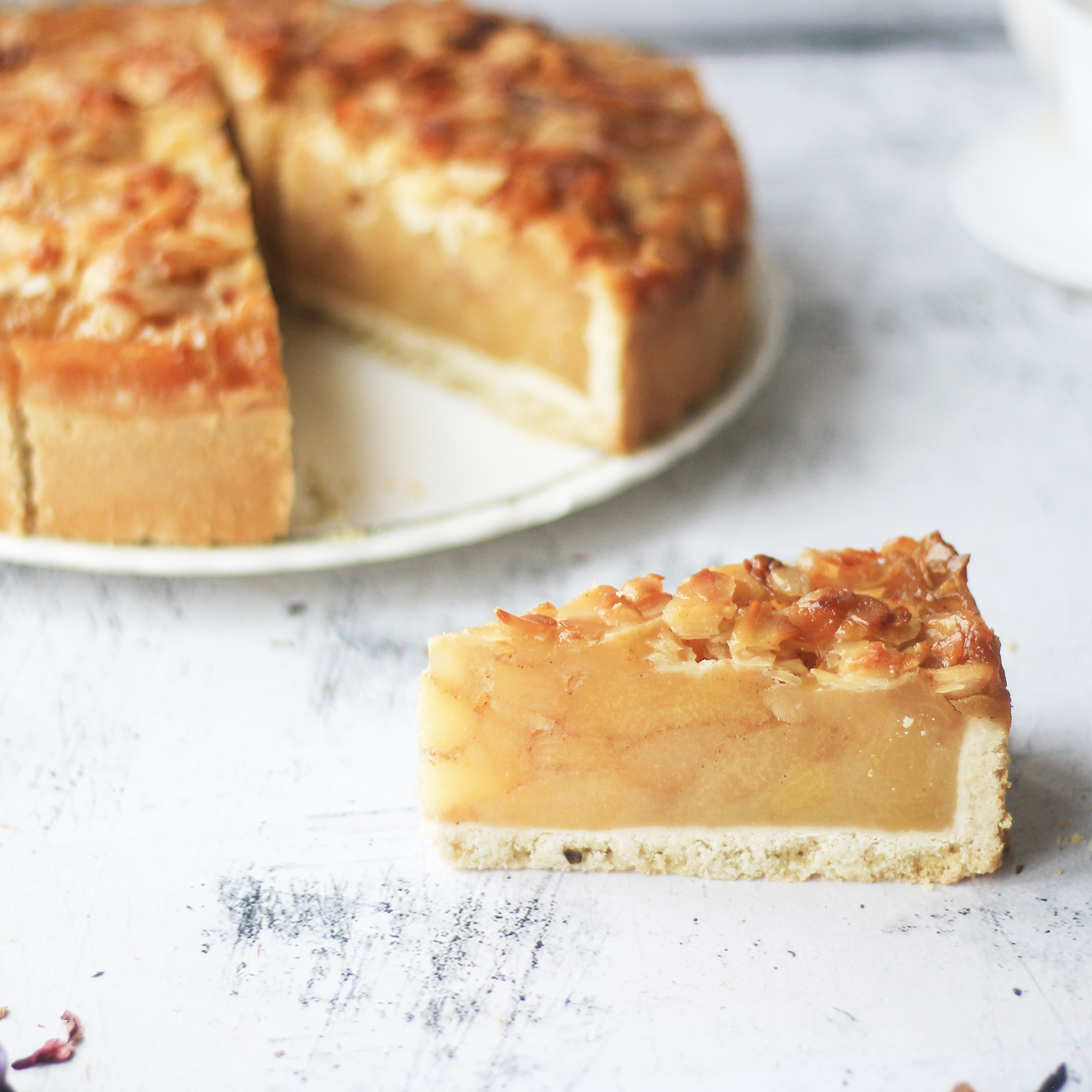 Свежие яблоки на хрустящем песочно-дрожжевом тесте, покрытые миндалем и желе. изображение 1