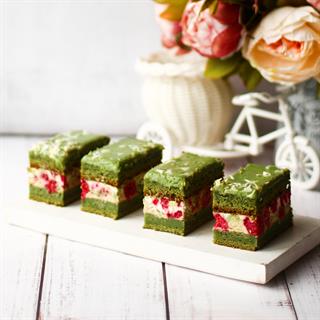 Солоноватый вкус фисташки с нежным муссом и спелой малиной - невероятно сочный! Сверху украшен стружкой белого шоколада.