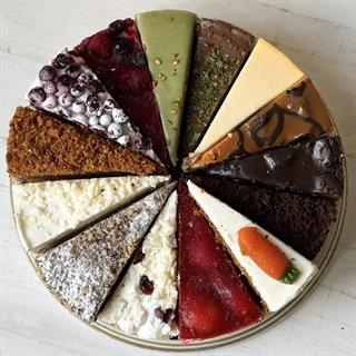 Набор ассорти из 14 тортов: все хиты в одном наборе! Попробуйте всю палитру вкусов: от морковного торта до чизкейка "Дубайский шоколад".