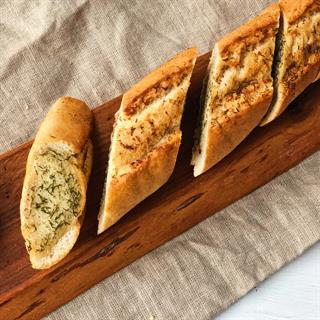 Французский багет с начинкой из чесночного масла. 