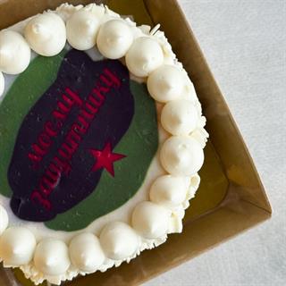 Бенто-торт Мальчик кудрявый (23 февраля) в индивид.упаковке. Сочный торт из слоев насыщенного шоколадного бисквита с грецким орехом и крема на основе варёной сгущёнки в праздничном лимитированном дизайне.