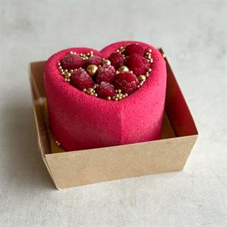 Бенто-торт Праздничный (Сердце с малиной) в индивид.упаковке. Нежный муссовый бенто-торт в форме сердца с начинкой из ананасового конфитюра с кусочками ананаса на тонкой бисквитной подложке. Торт украшен спелыми ягодами малины и золотым декором.