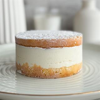 Бенто-торт Рикотта-груша в индивид.упаковке. Традиционный торт юга Италии, Амальфитанского побережья. Элегантное сочетание нежного мусса на основе сыра Рикотта с кусочками груши между двумя воздушными бисквитами.