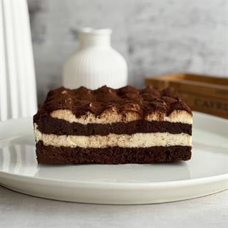 Легендарный вкус воплощён в нежном бенто-торте с сыром Маскарпоне и украшен какао посыпкой