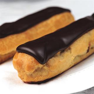 Эклеры с ванильной начинкой и глазурью из молочного шоколада.