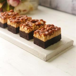 Пирожное "Брауни с карамелью и фундуком"