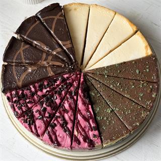 Ассорти из четырех чизкейков: Чизкейк "Три Шоколада", Чизкейк "Нью-Йорк", Чизкейк "С Вишней", Чизкейк "Дубайский шоколад"