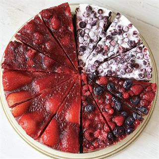 Ассорти из четырех чизкейков: Чизкейк "С клубникой", Чизкейк "С малиной", Чизкейк "С лесными ягодами", Торт "С чёрной смородиной"